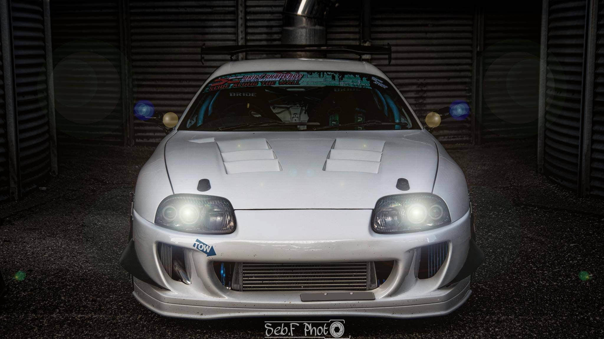 白い1998年式トヨタ スープラ Mk4 フロントビュー 壁紙