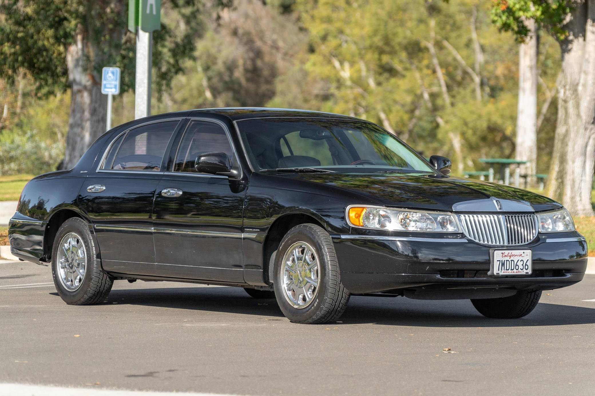 2001年リンカーンタウンカーが駐車場に 壁紙