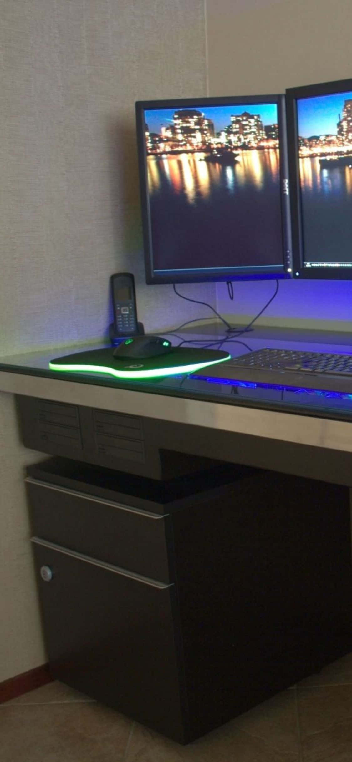 2台のモニターを備えたコンピュータデスク 壁紙