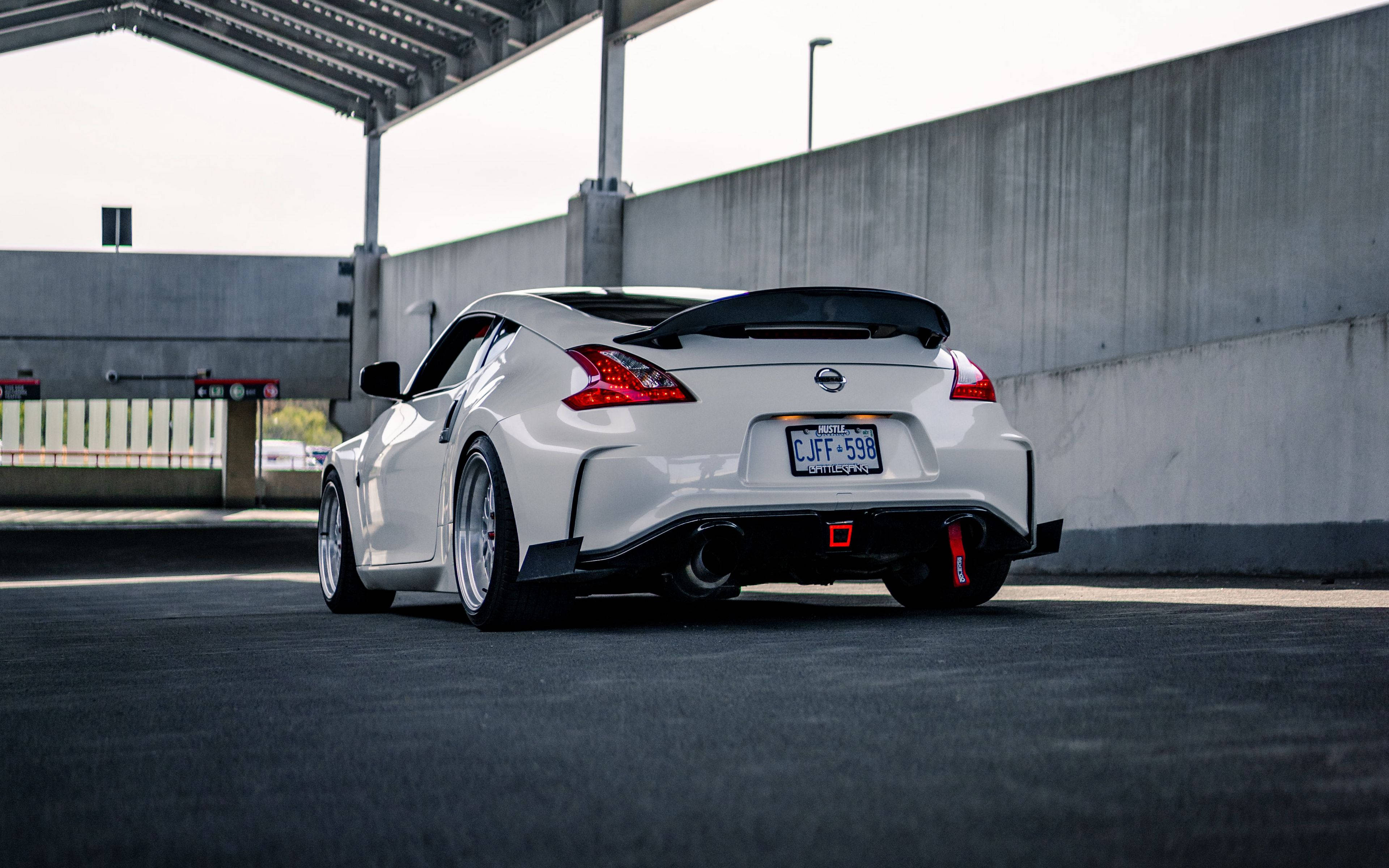 屋根付き駐車場の日産370Z 壁紙