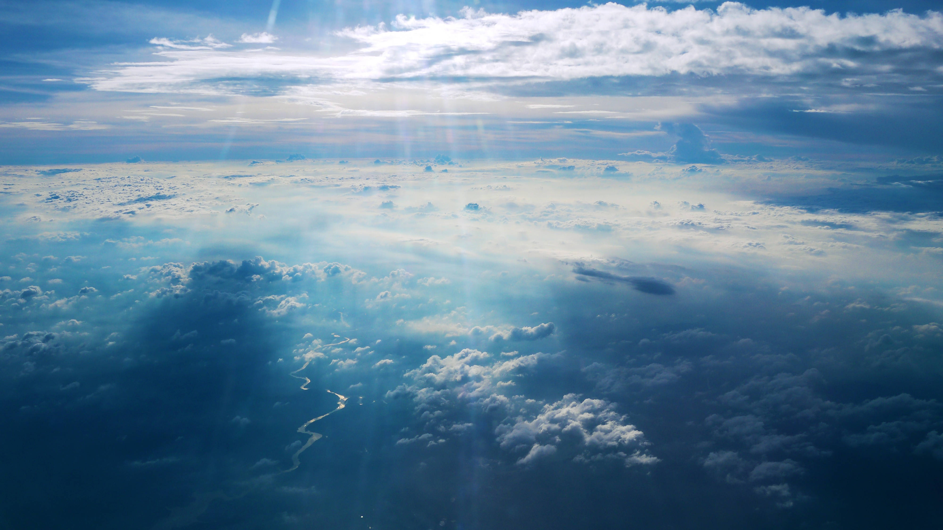 4K 太陽光が差し込む空の層 壁紙