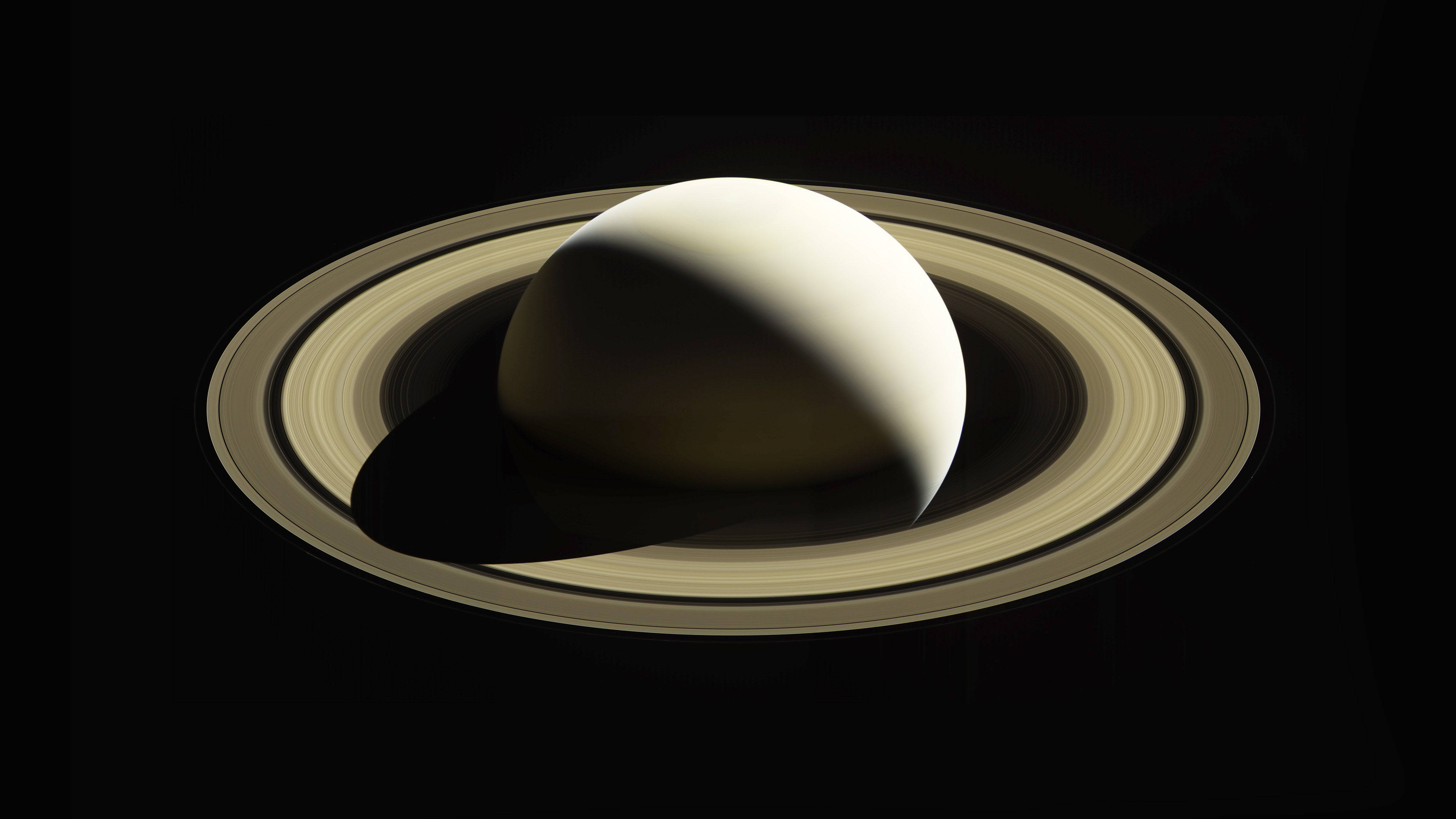 鳥瞰の土星 4K 壁紙
