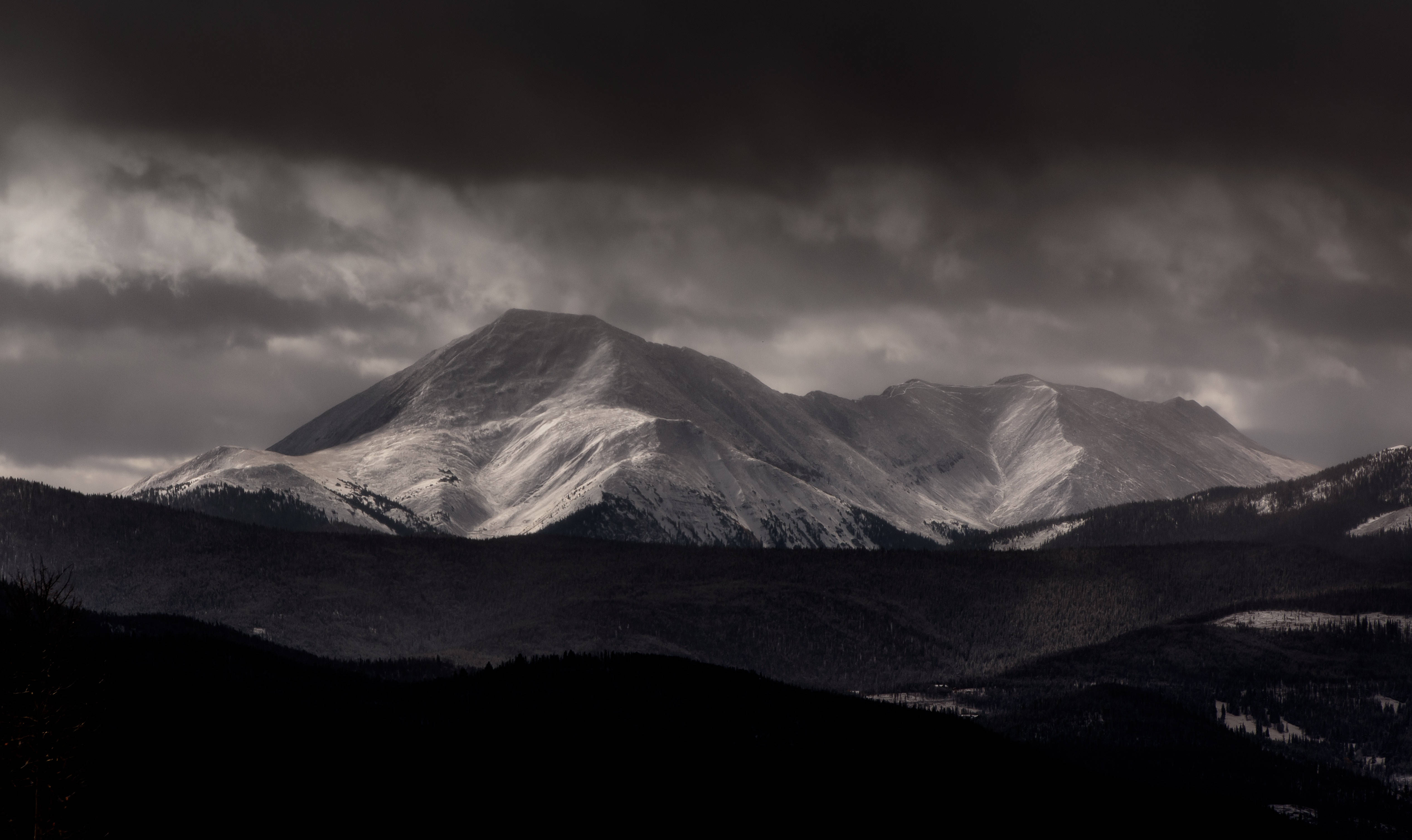 魅惑の山 ダーク 4K 壁紙