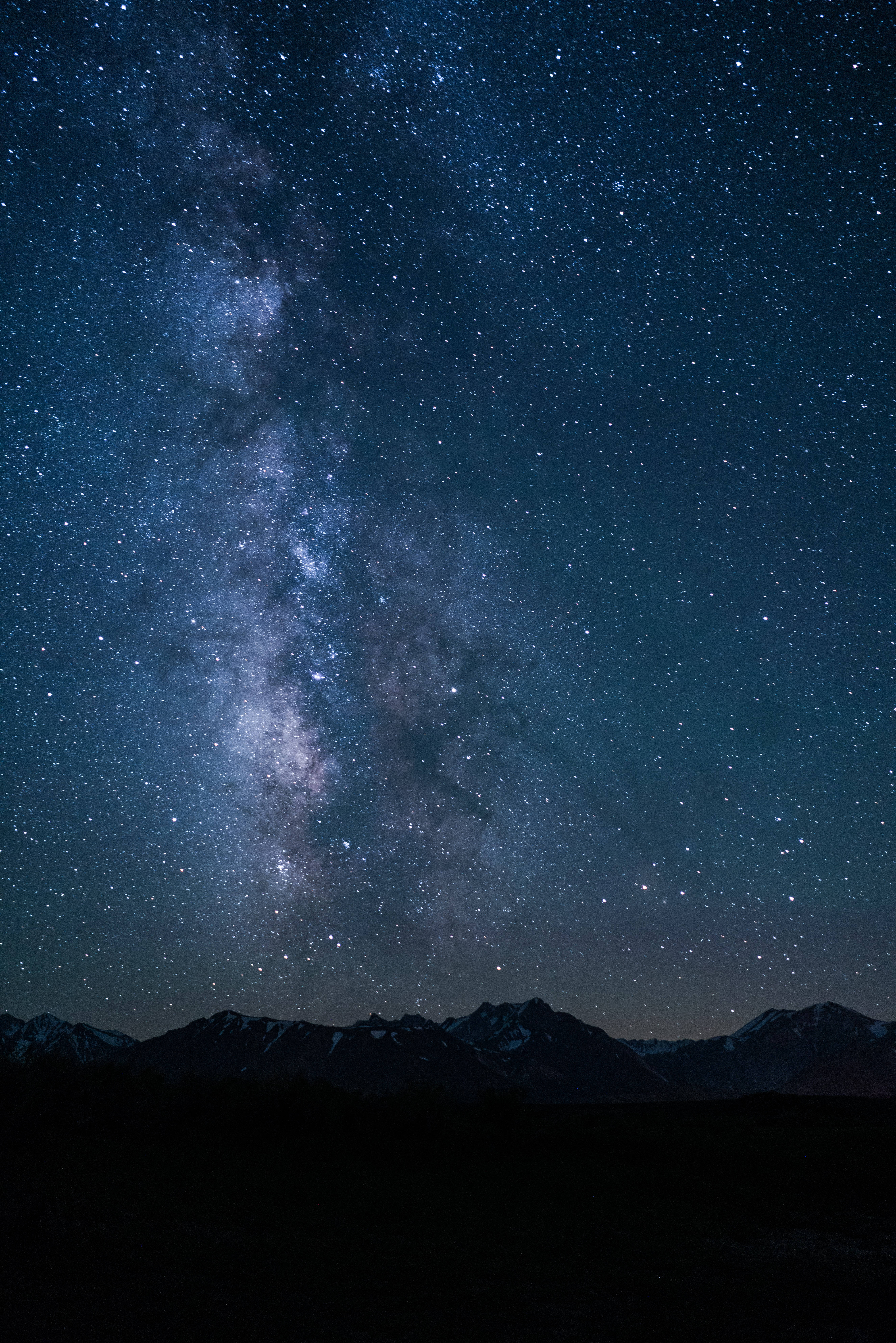 4K Ultra HD 夜空の星と山のシルエット 壁紙