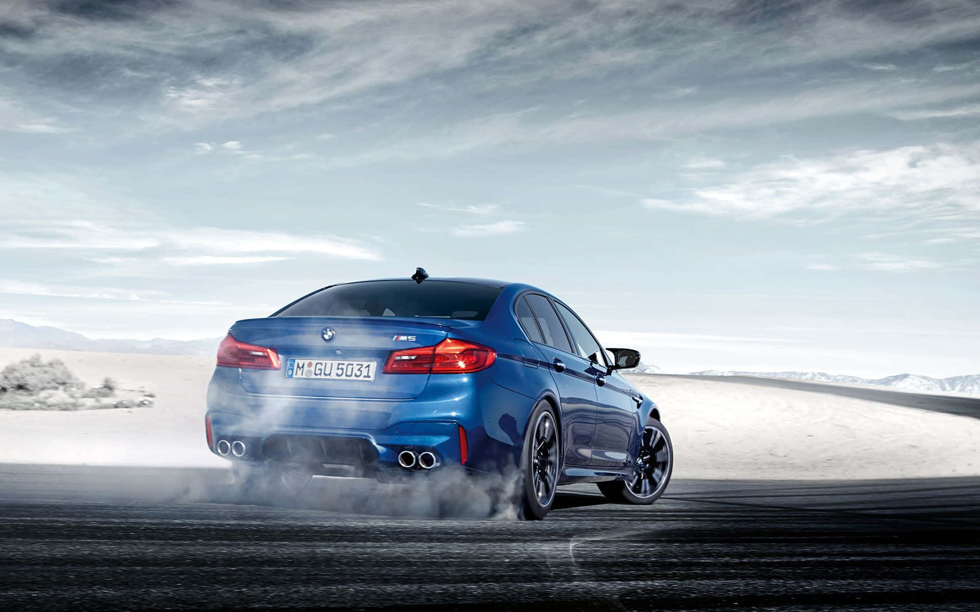 720p Mシリーズ 背景 青いBMW M5 雪の中 壁紙