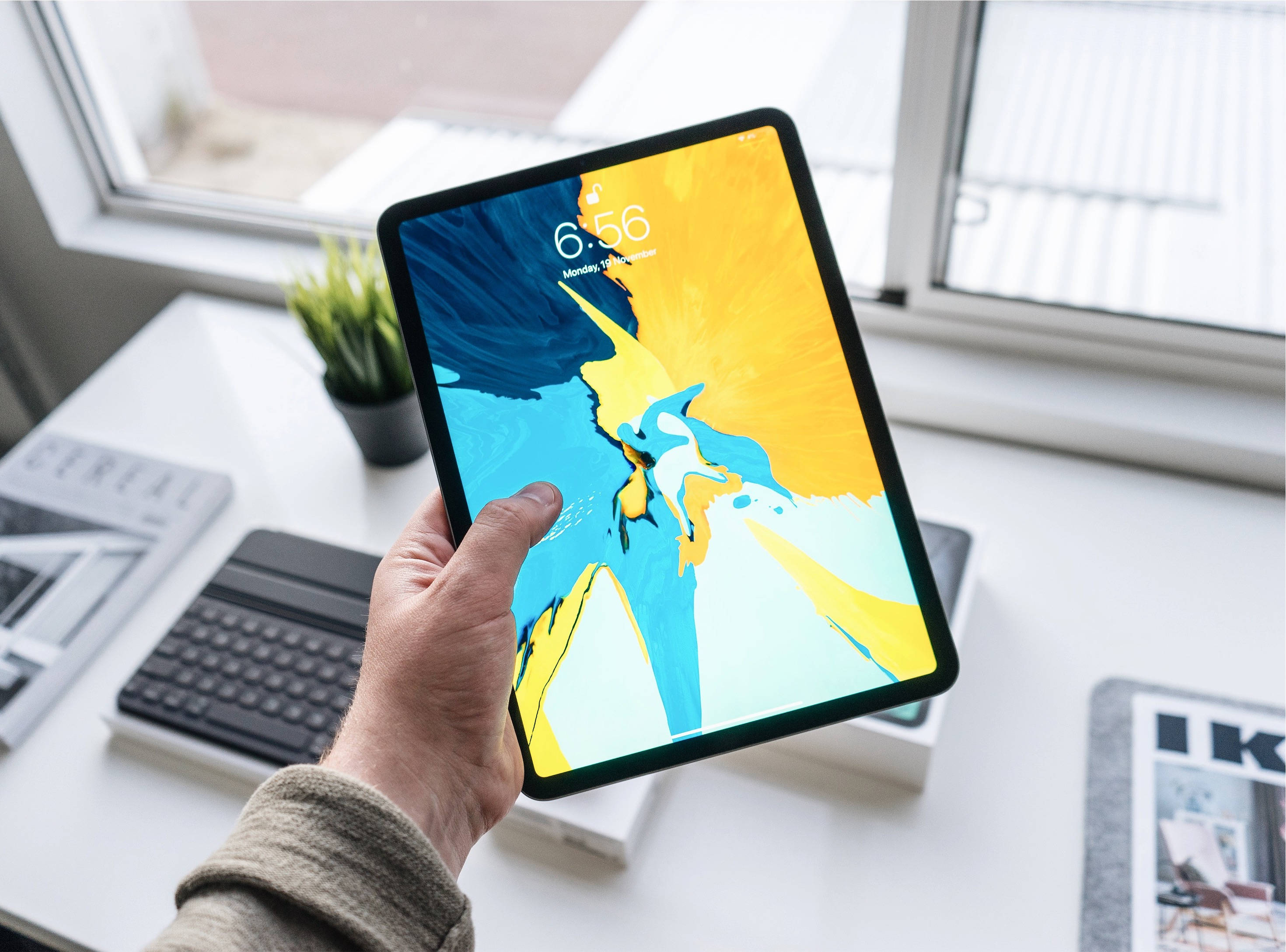 Apple iPad Proを手に持つ人物 壁紙