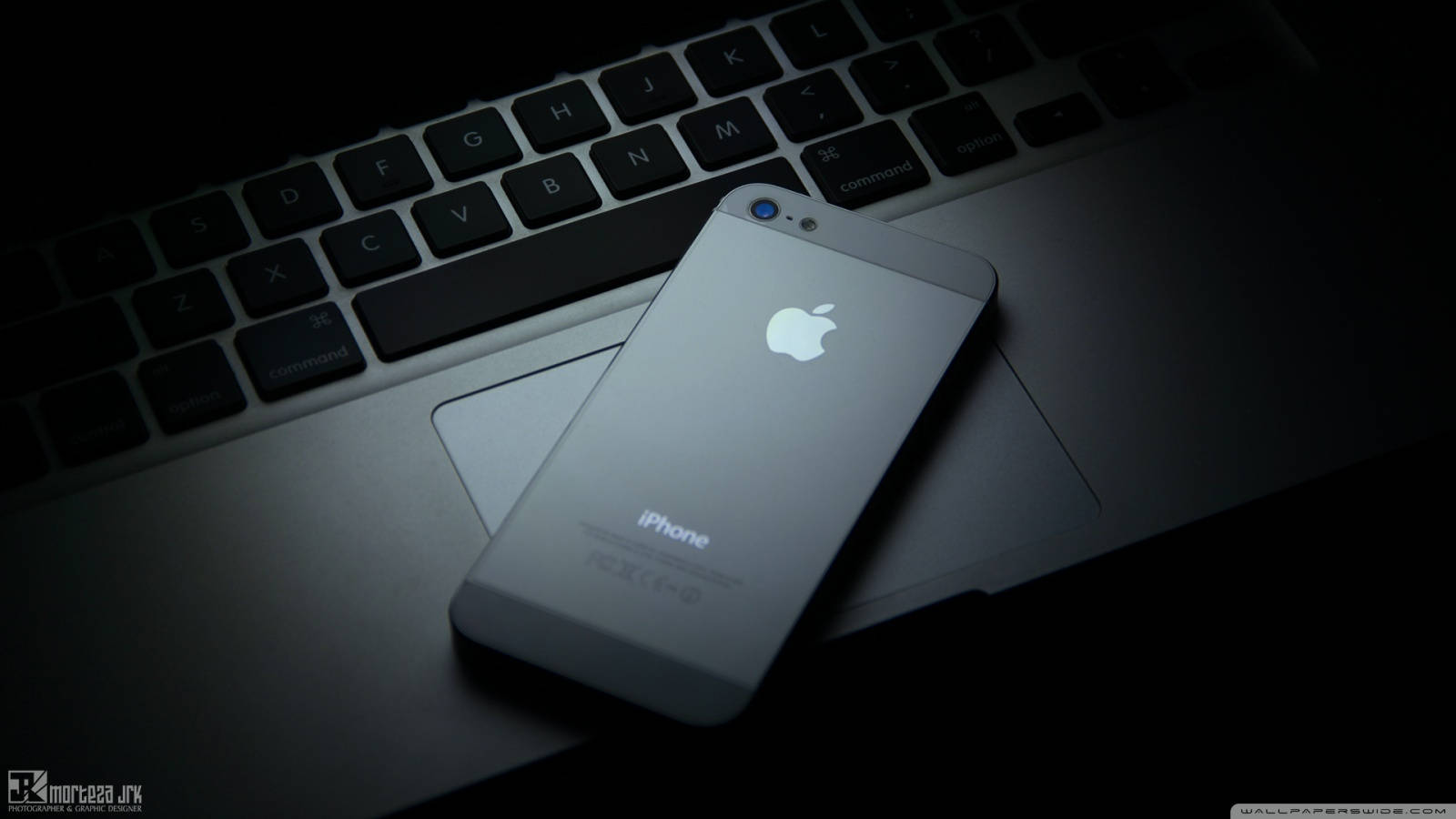 木製テーブルに置かれた魅惑的なApple iPhone 壁紙