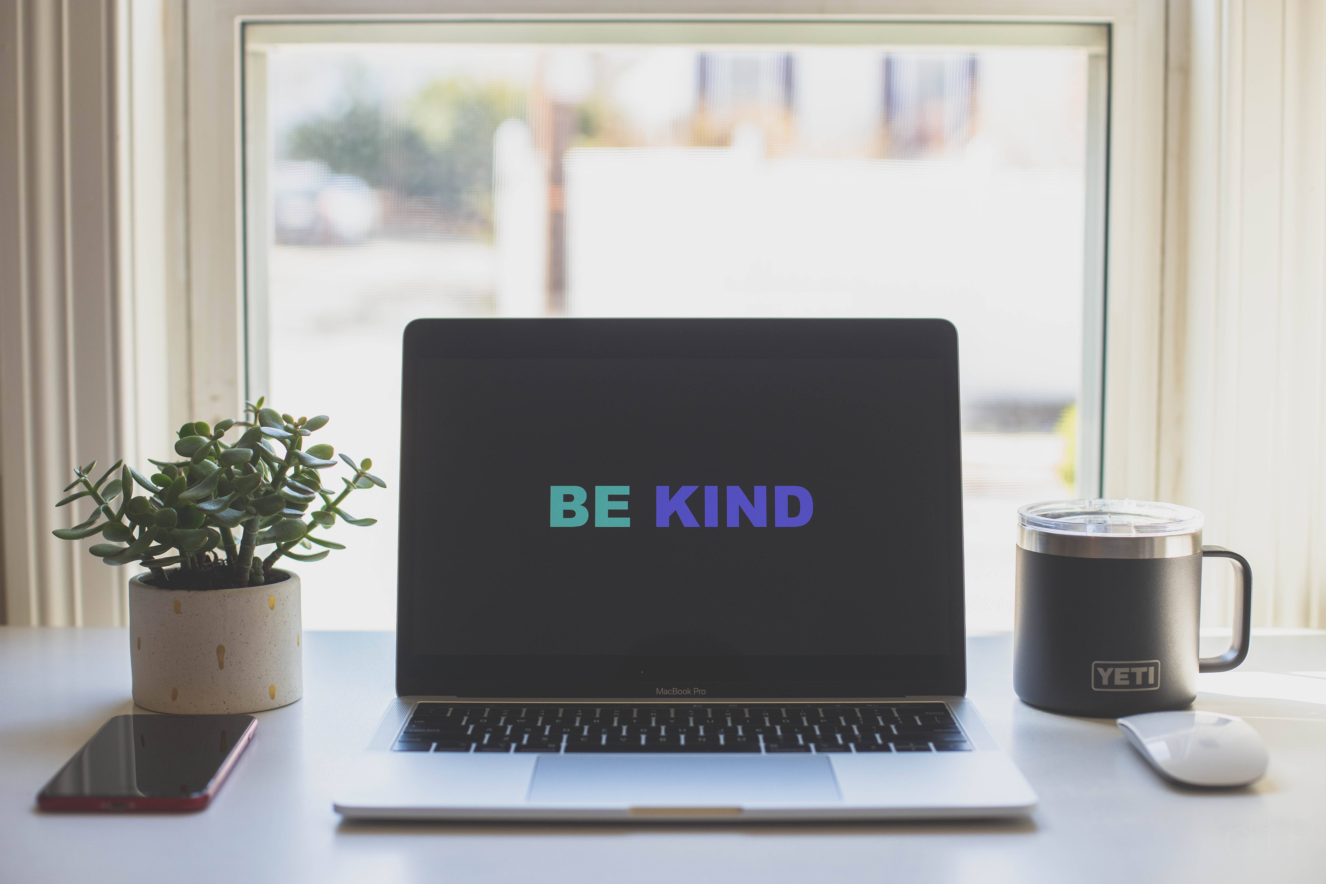 「Be Kind」のモチベーションが上がる名言が映るスクリーン 壁紙