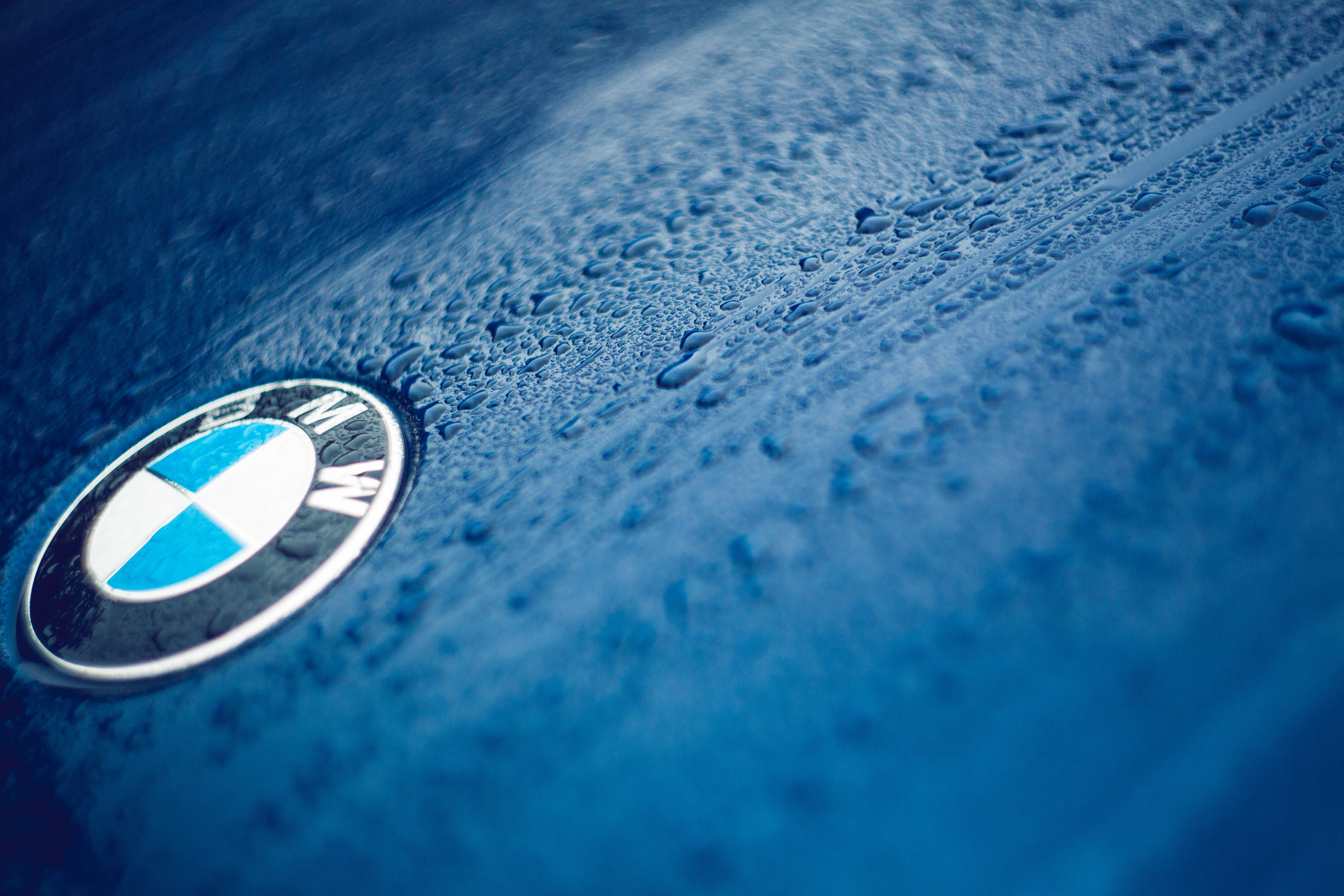 スタイリッシュなブルーのBMWロゴ 壁紙