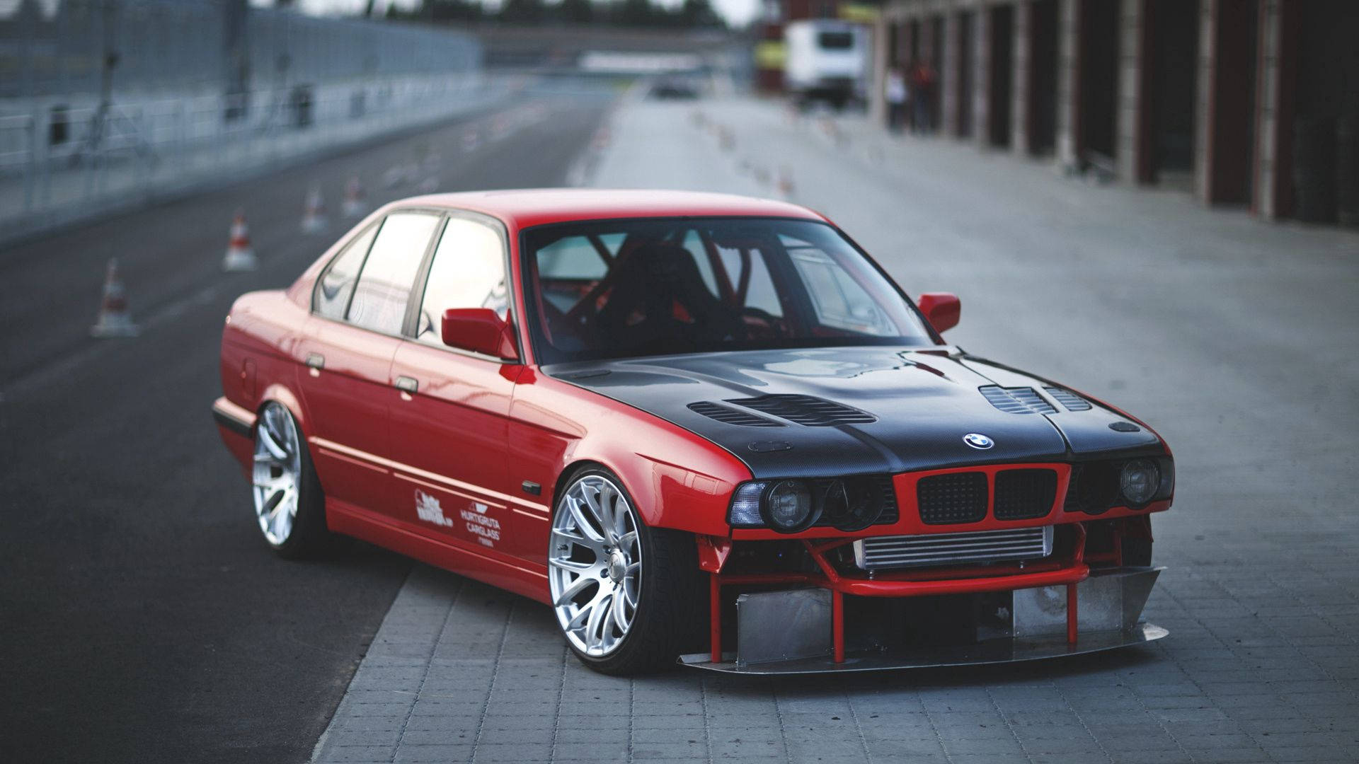 キャプション：鮮やかな赤のBMW E34 フルHD 壁紙