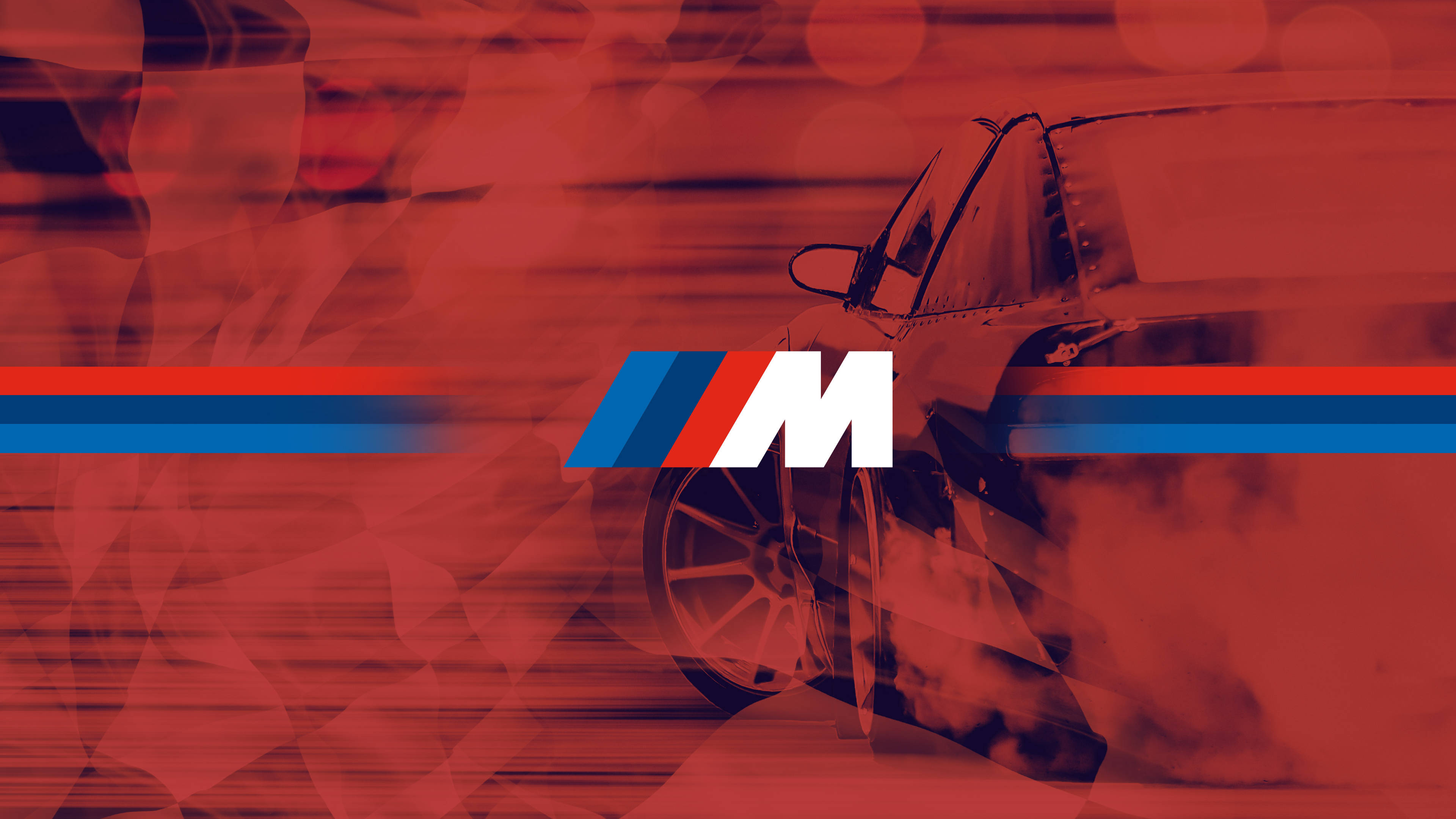 赤い車とスモーキーなBMW Mロゴ 壁紙