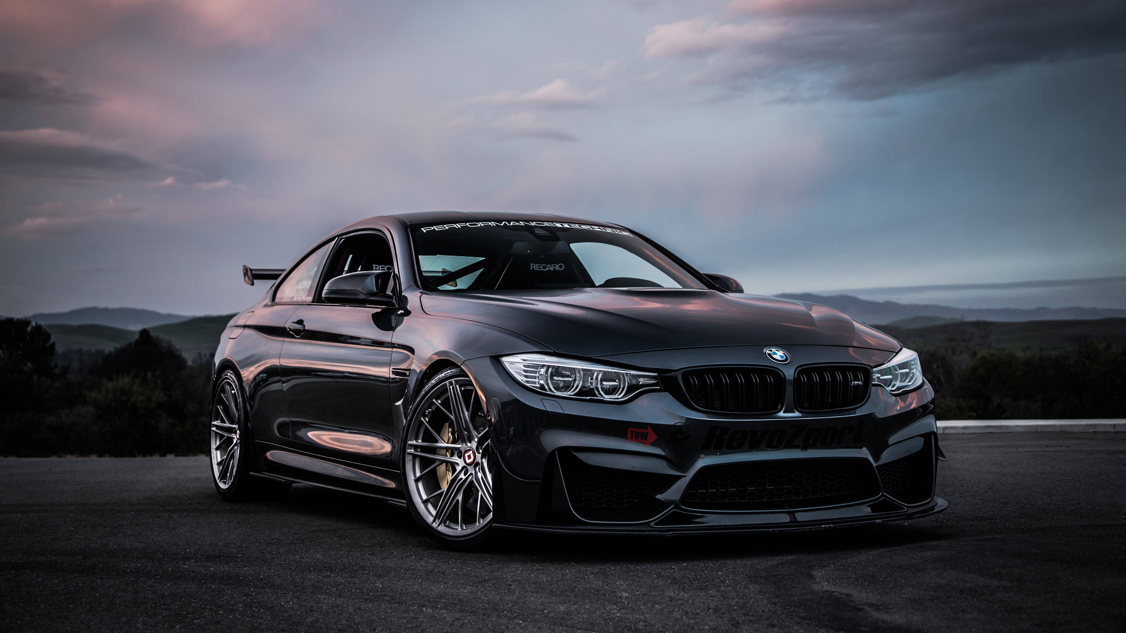 光沢のある黒いBMW M4 壁紙