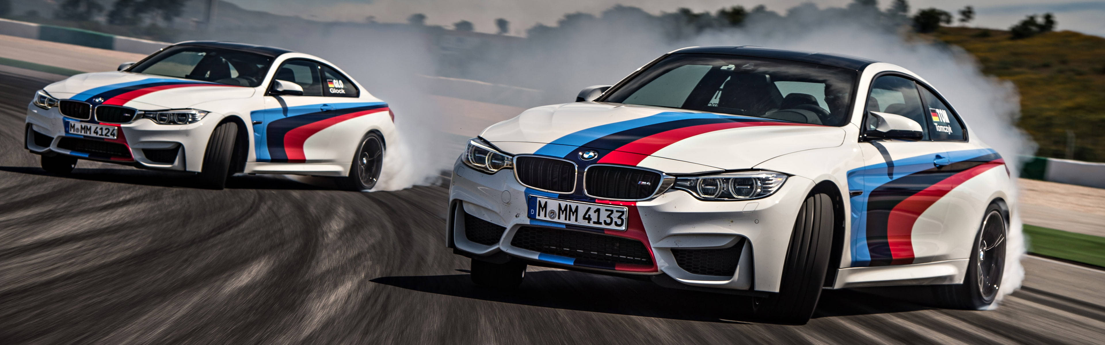 迫力満点！BMW M4 ドリフトカーのサーキット走行 壁紙