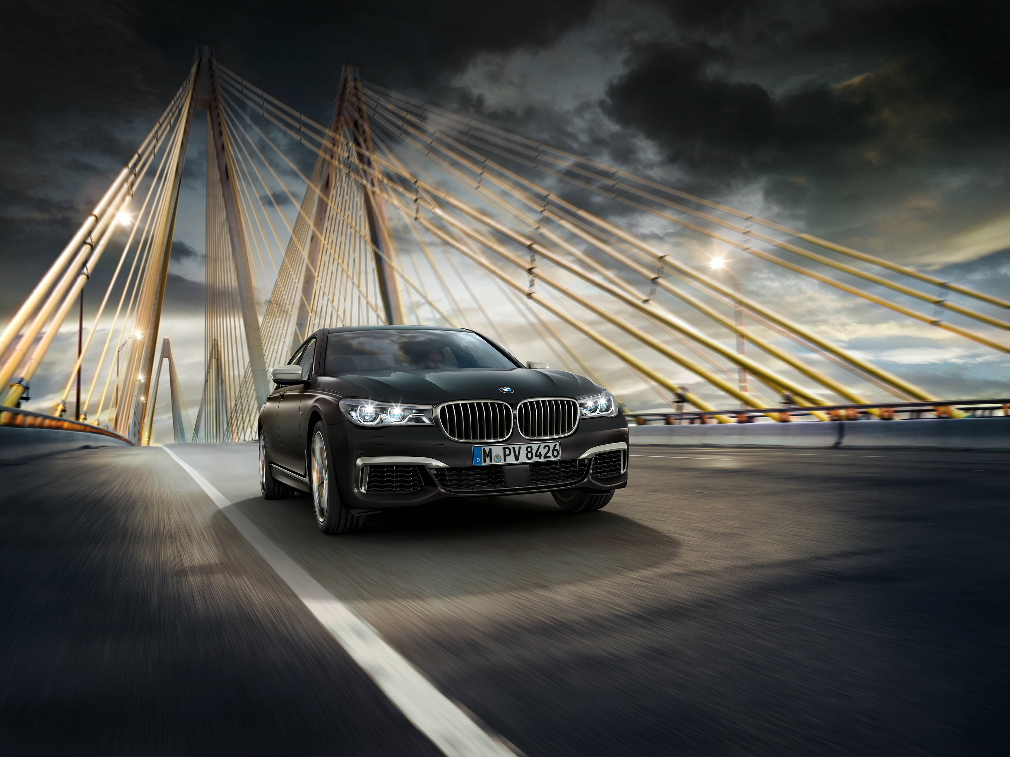 高級BMW M760Li XDriveのハンドルを握る準備をしよう 壁紙