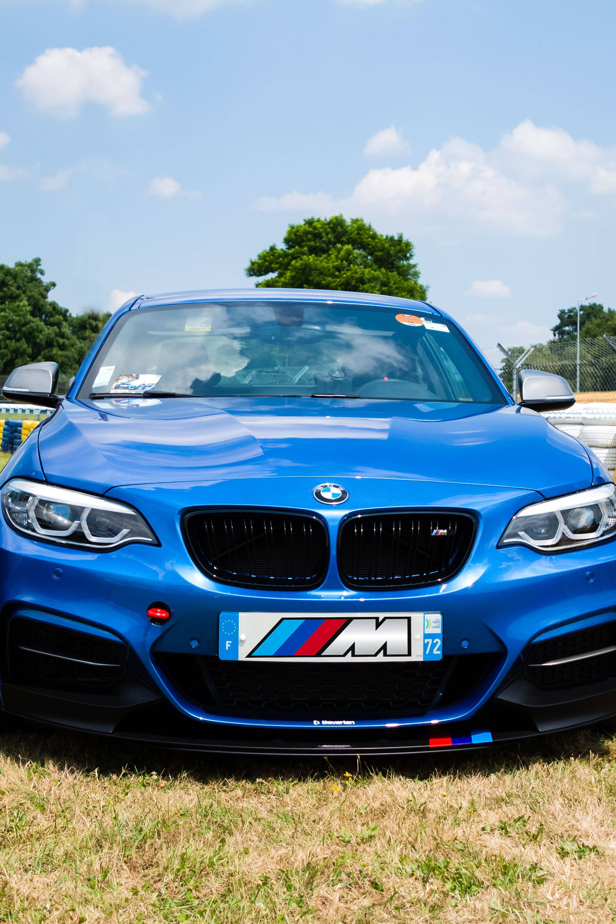 美しい青いBMWがレーストラックにて 壁紙