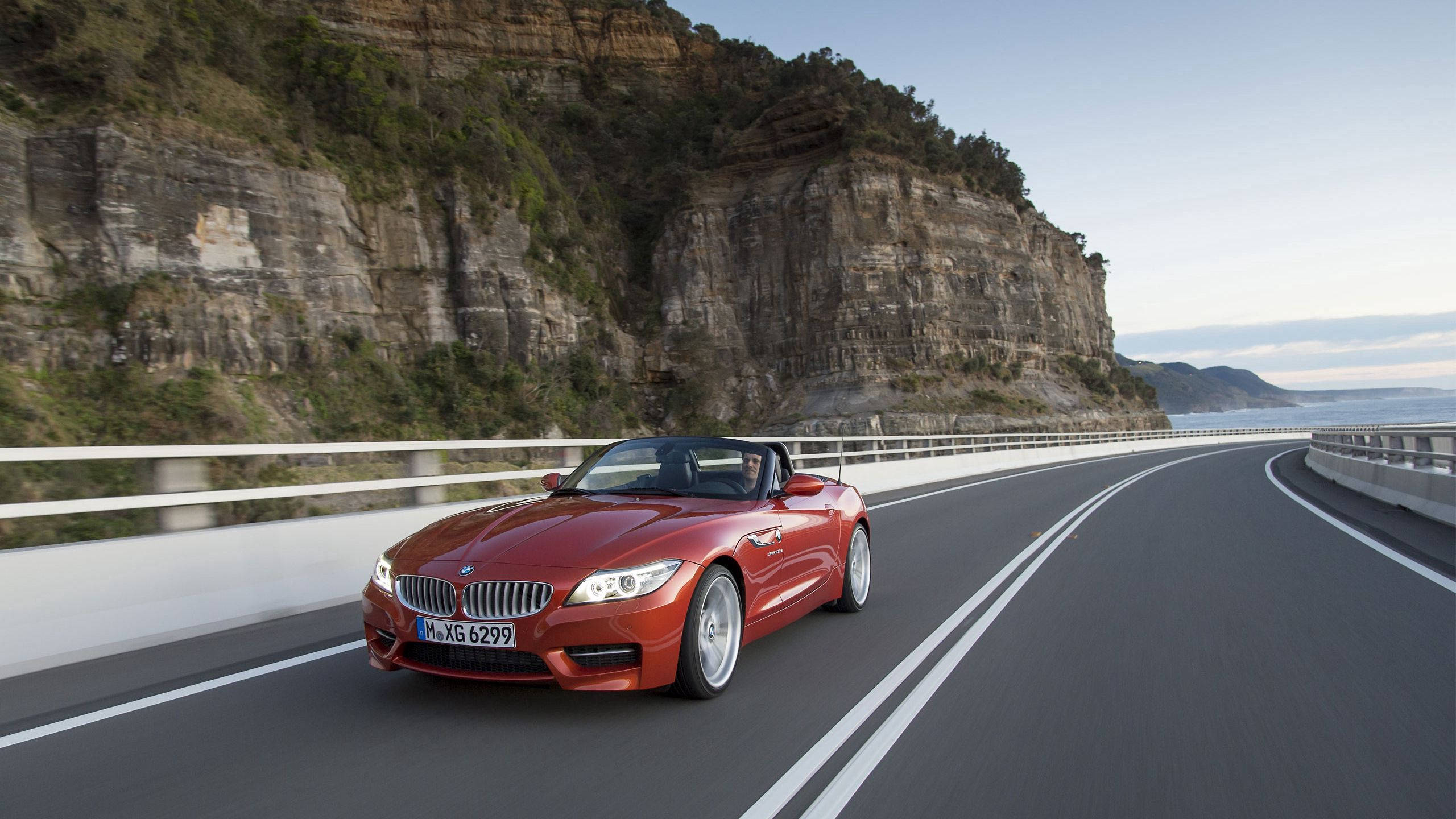 ダークオレンジのBMW Z4 壁紙