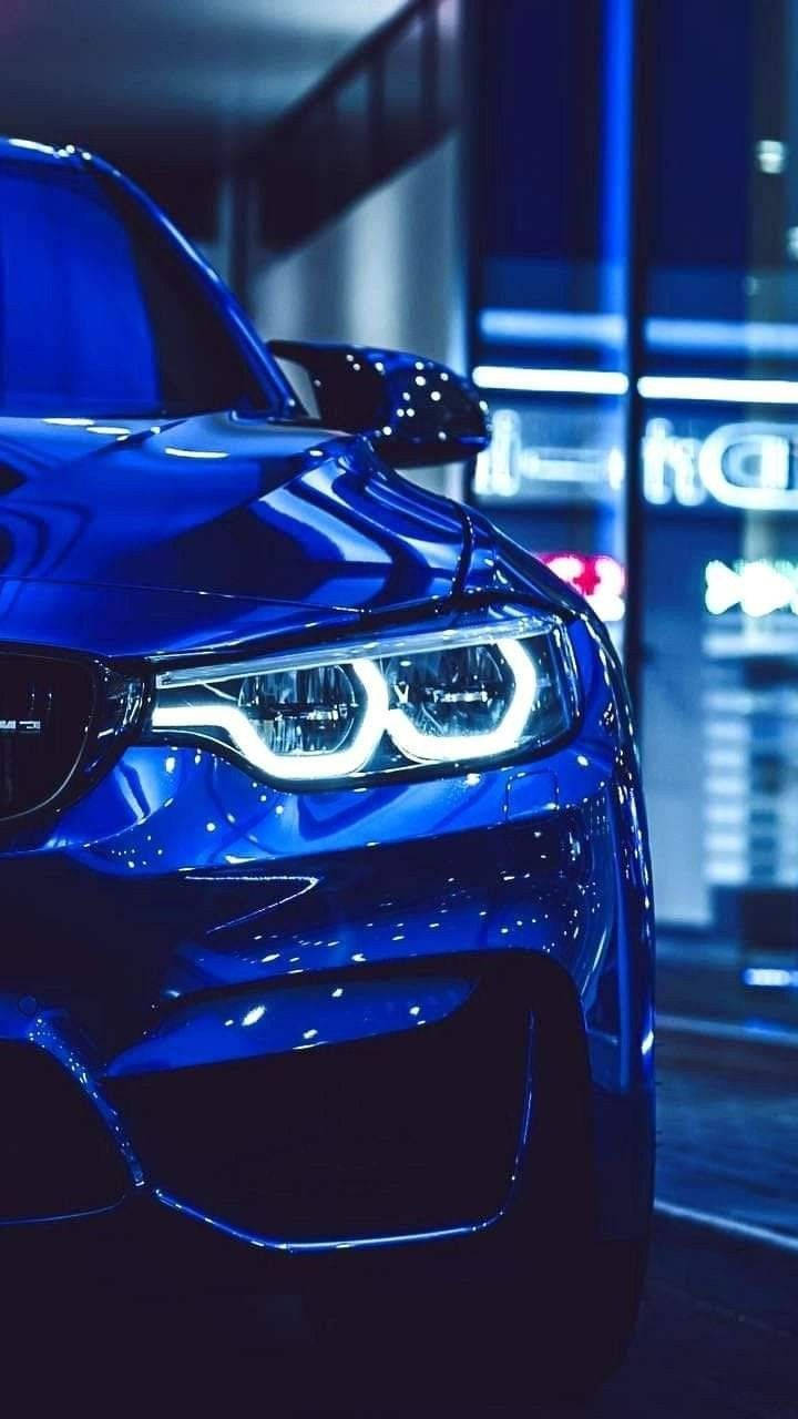 青いBMWの輝くヘッドライト 壁紙