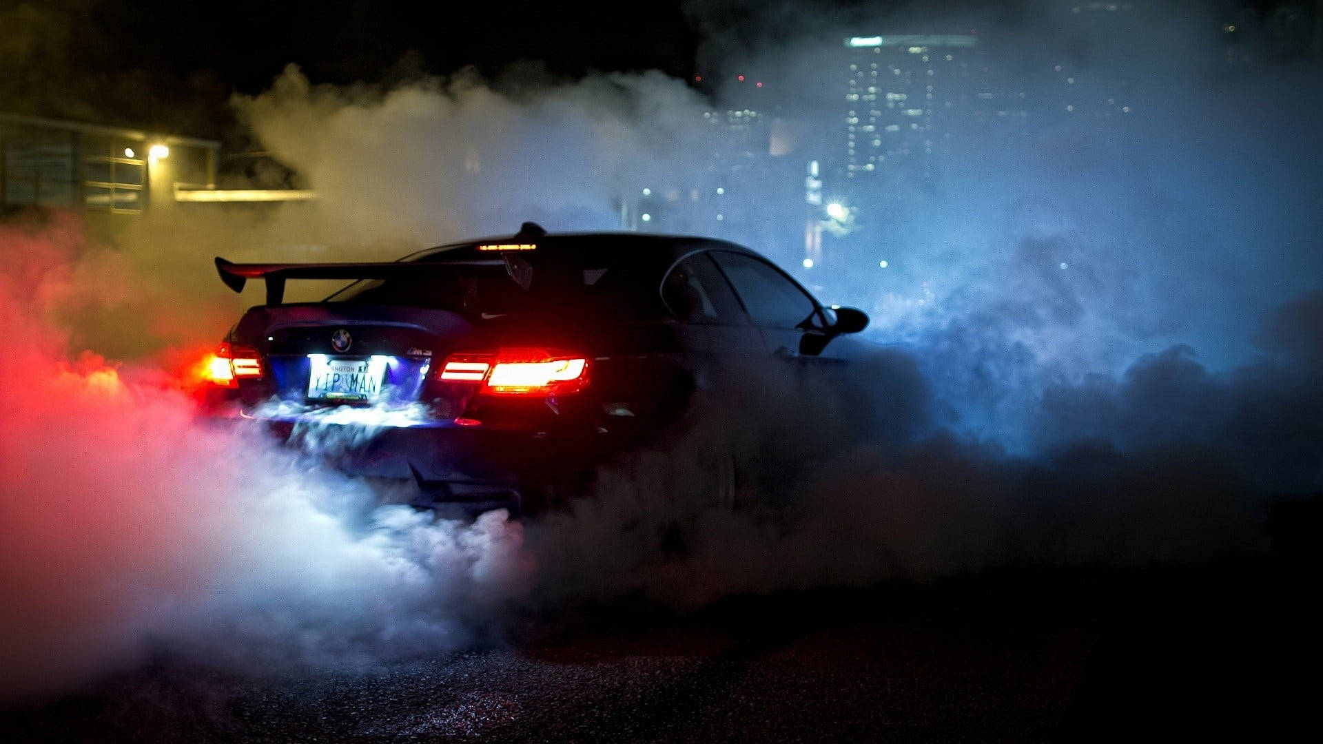 洗練されたBMWノートパソコン、スモークエフェクト背景 壁紙