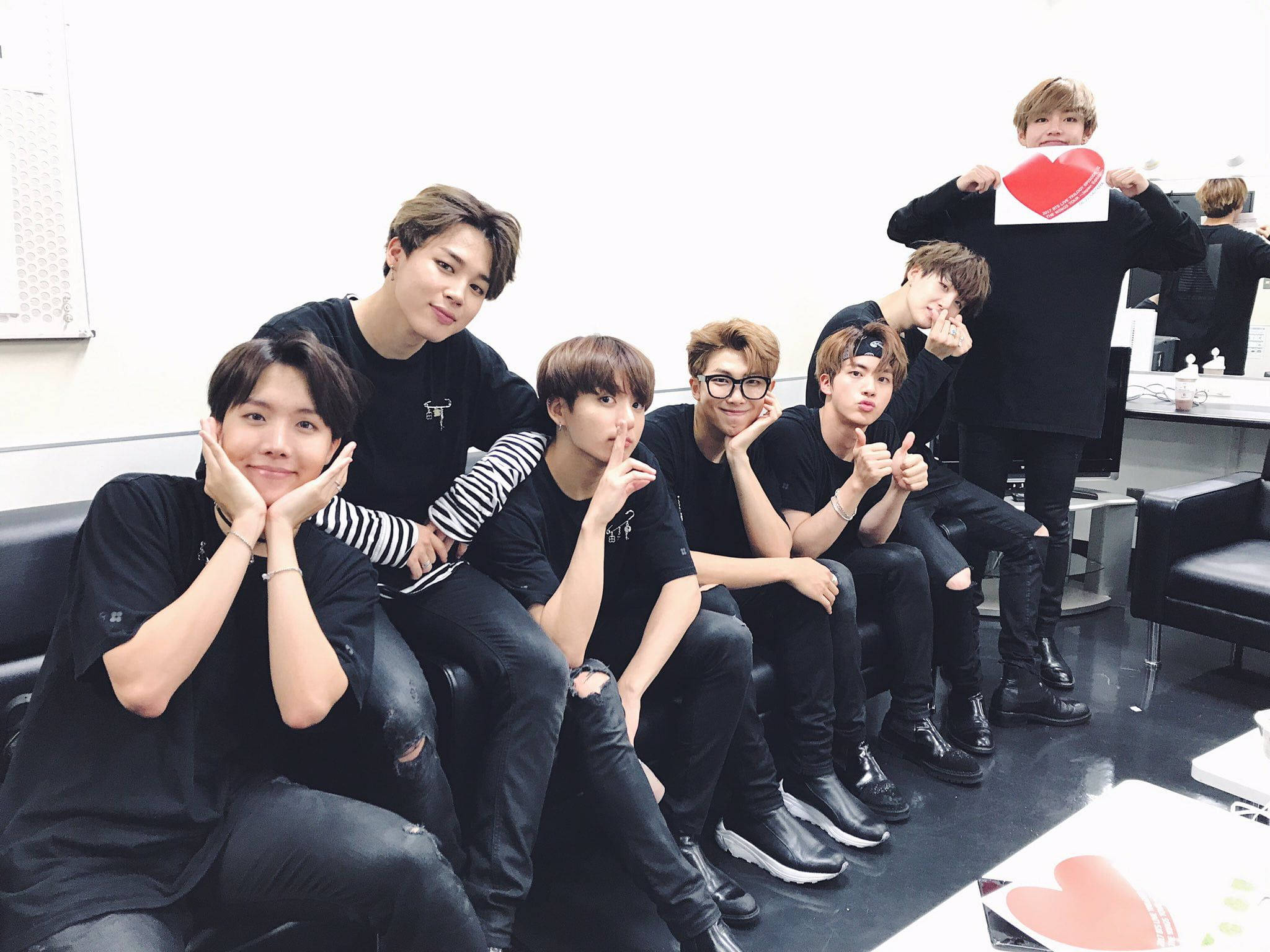 BTS 2021 デスクトップ壁紙 - ポップカルチャーアイコンの調和 壁紙