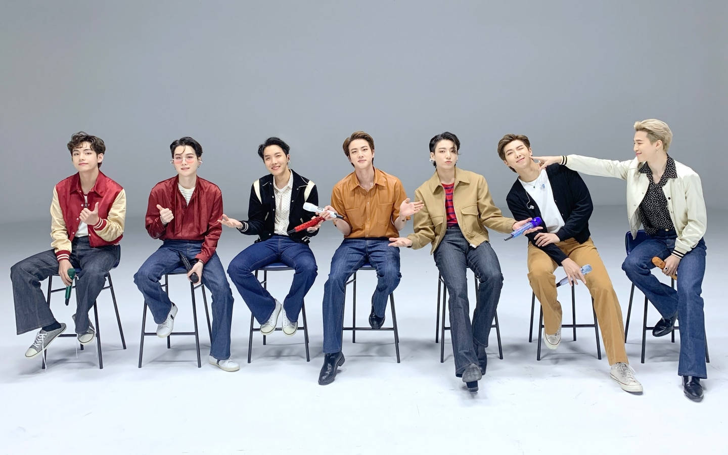 BTS デスクトップ スツールに座るメンバー 壁紙
