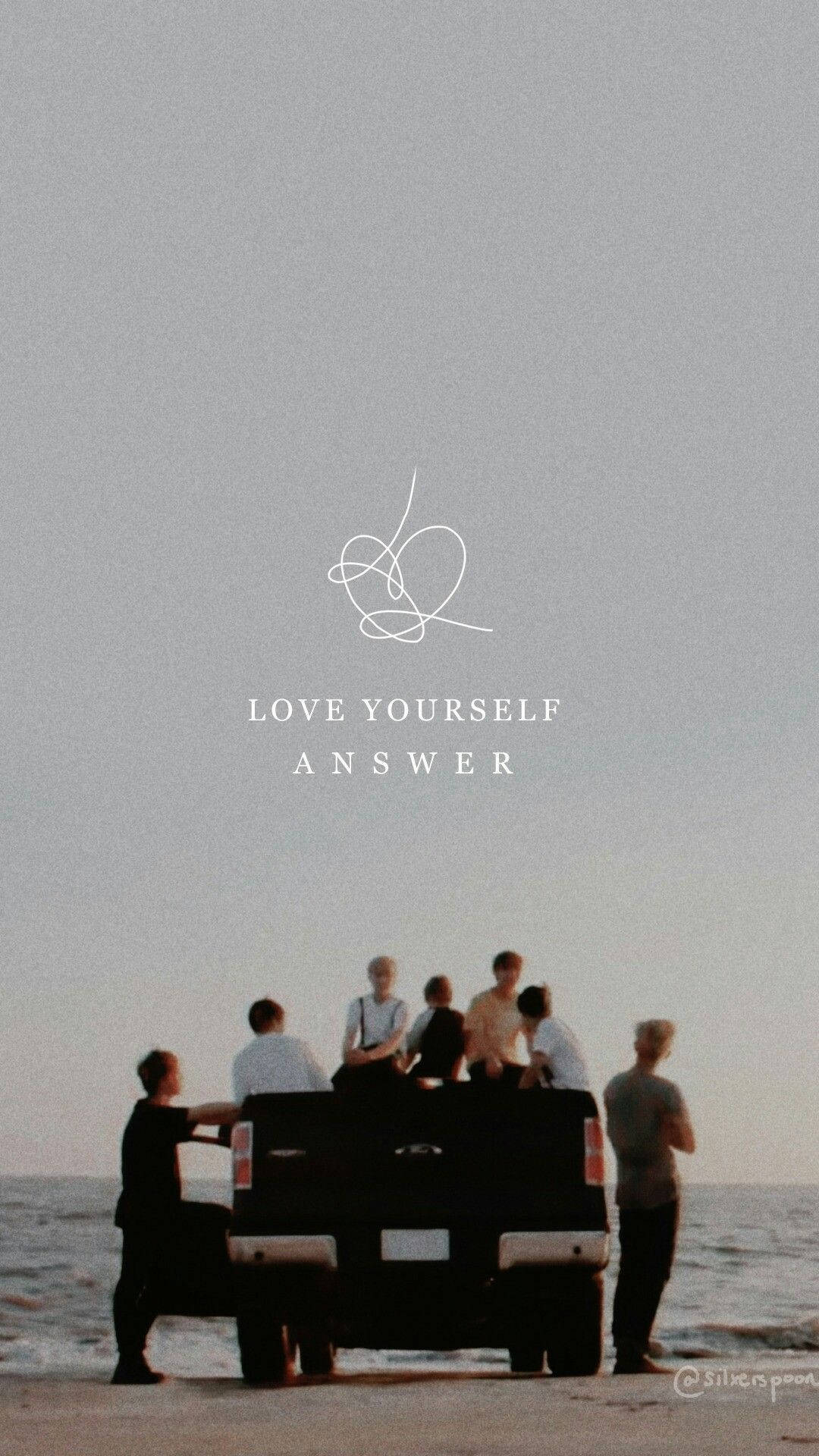ビーチのトラックでくつろぐBTSのエステティックな風景 壁紙