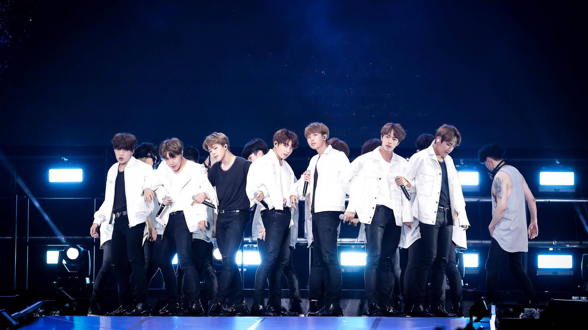 ワールドツアー クールなBTS ラップトップ 壁紙