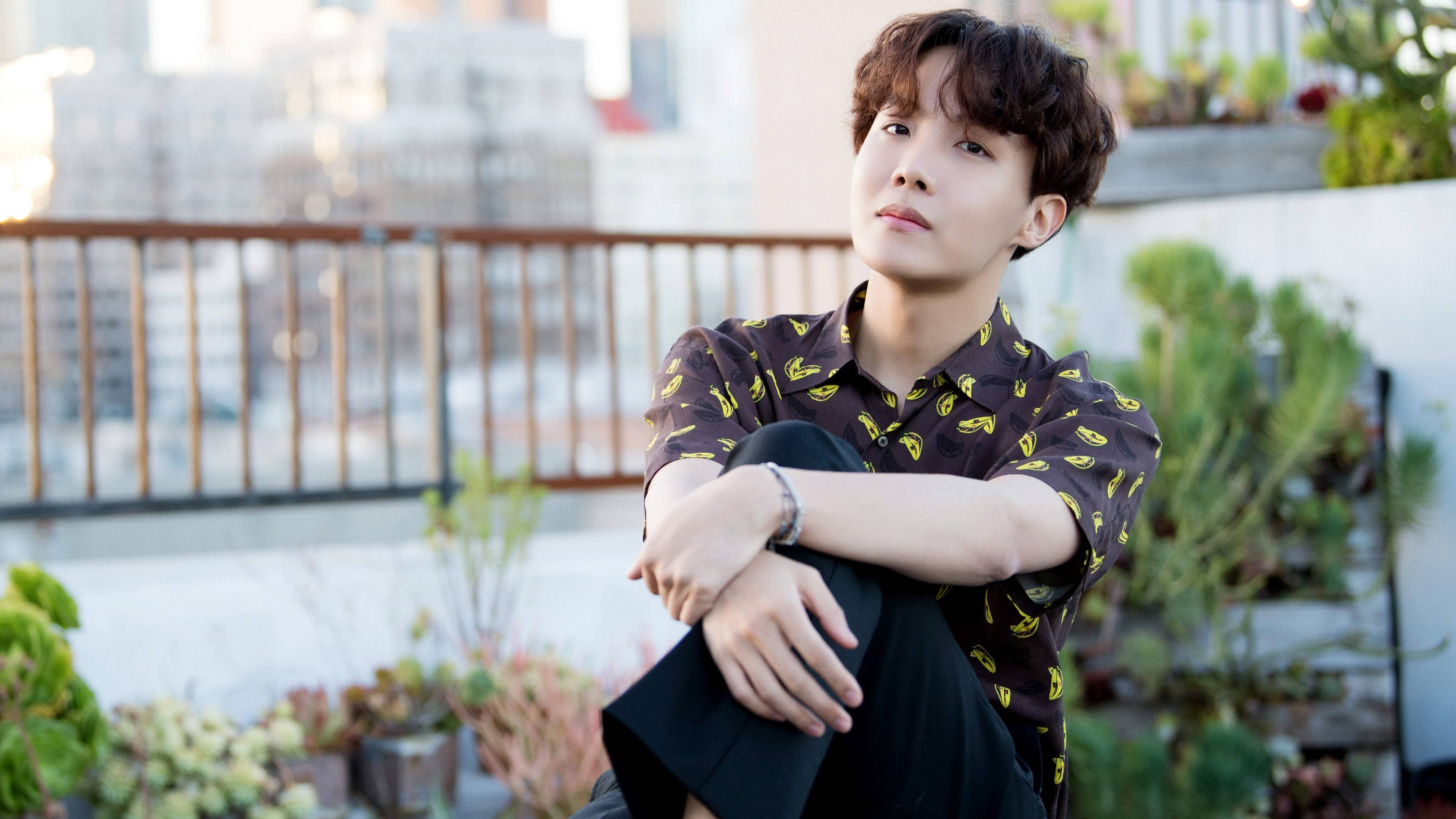 BTS J-Hope 屋外でポーズ 壁紙
