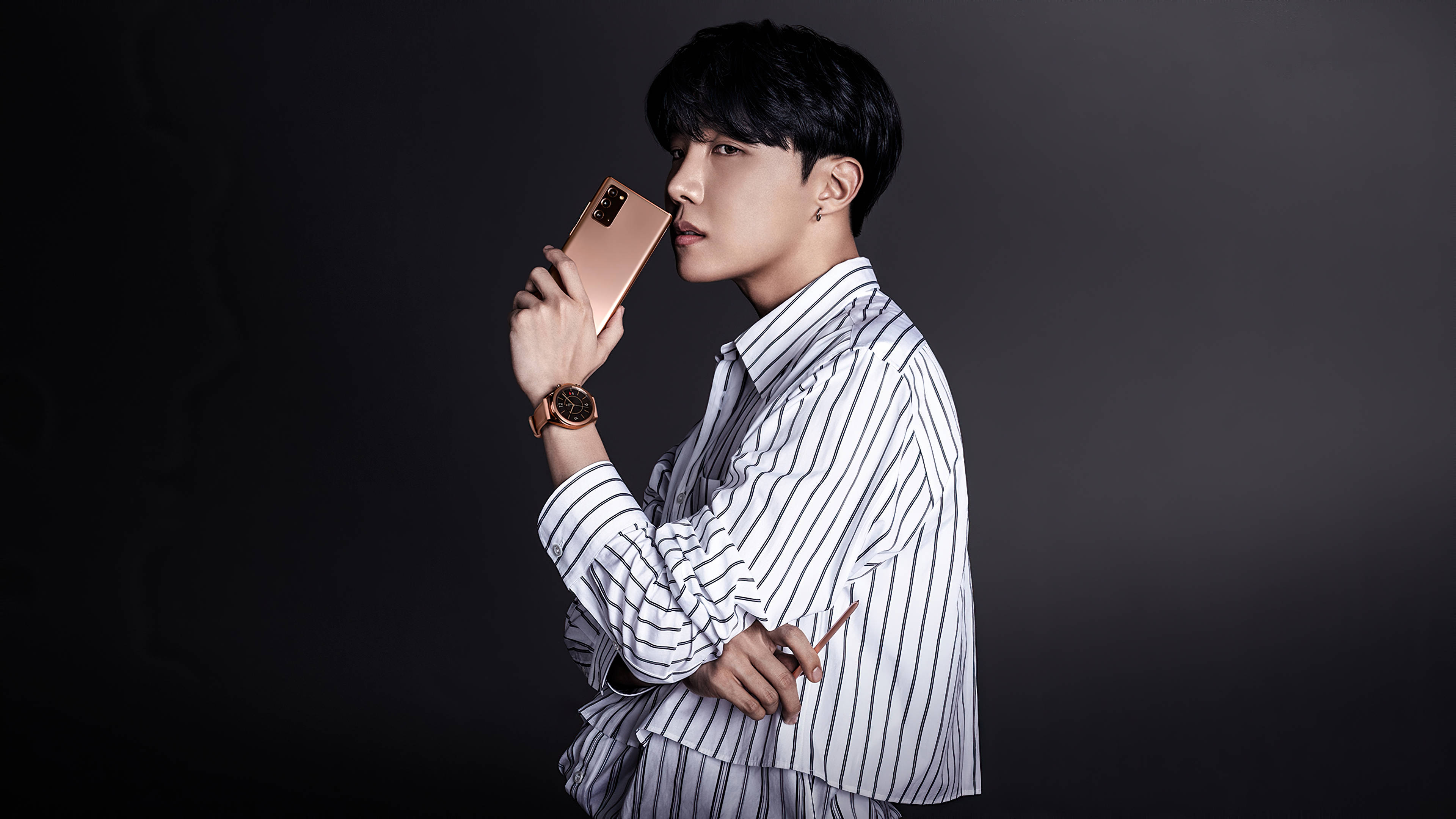 BTS J-hope がピンクの電話をモデルにしたスタイリッシュな写真 壁紙