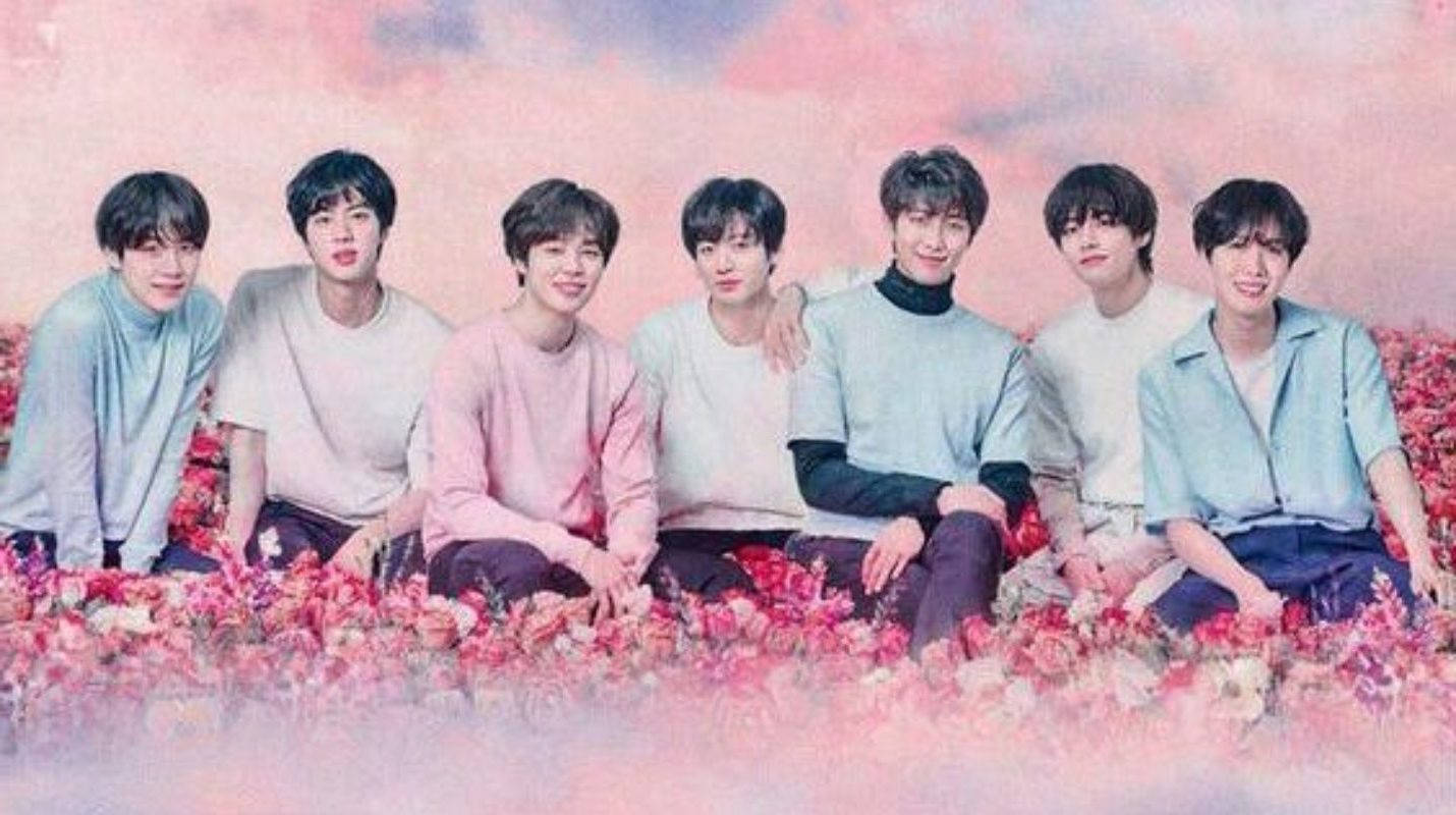 可愛いBTSグループがピンクの花畑で 壁紙