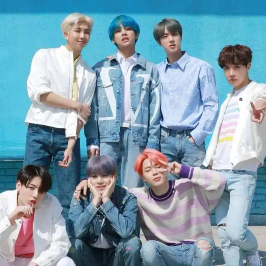 かわいいBTSが青い壁の前でグループポーズ 壁紙
