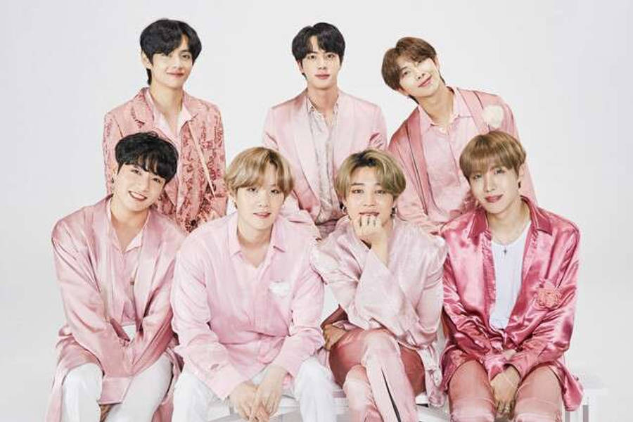可愛いBTSグループ、ピンクのシルクスーツ姿 壁紙