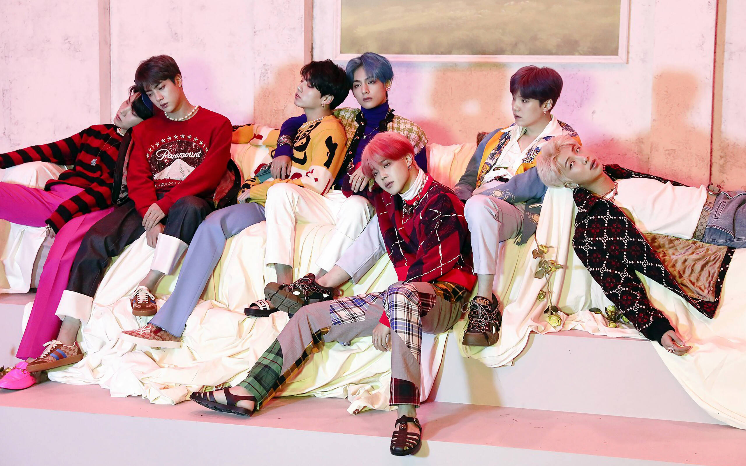リビングでのBTSグループ写真 壁紙