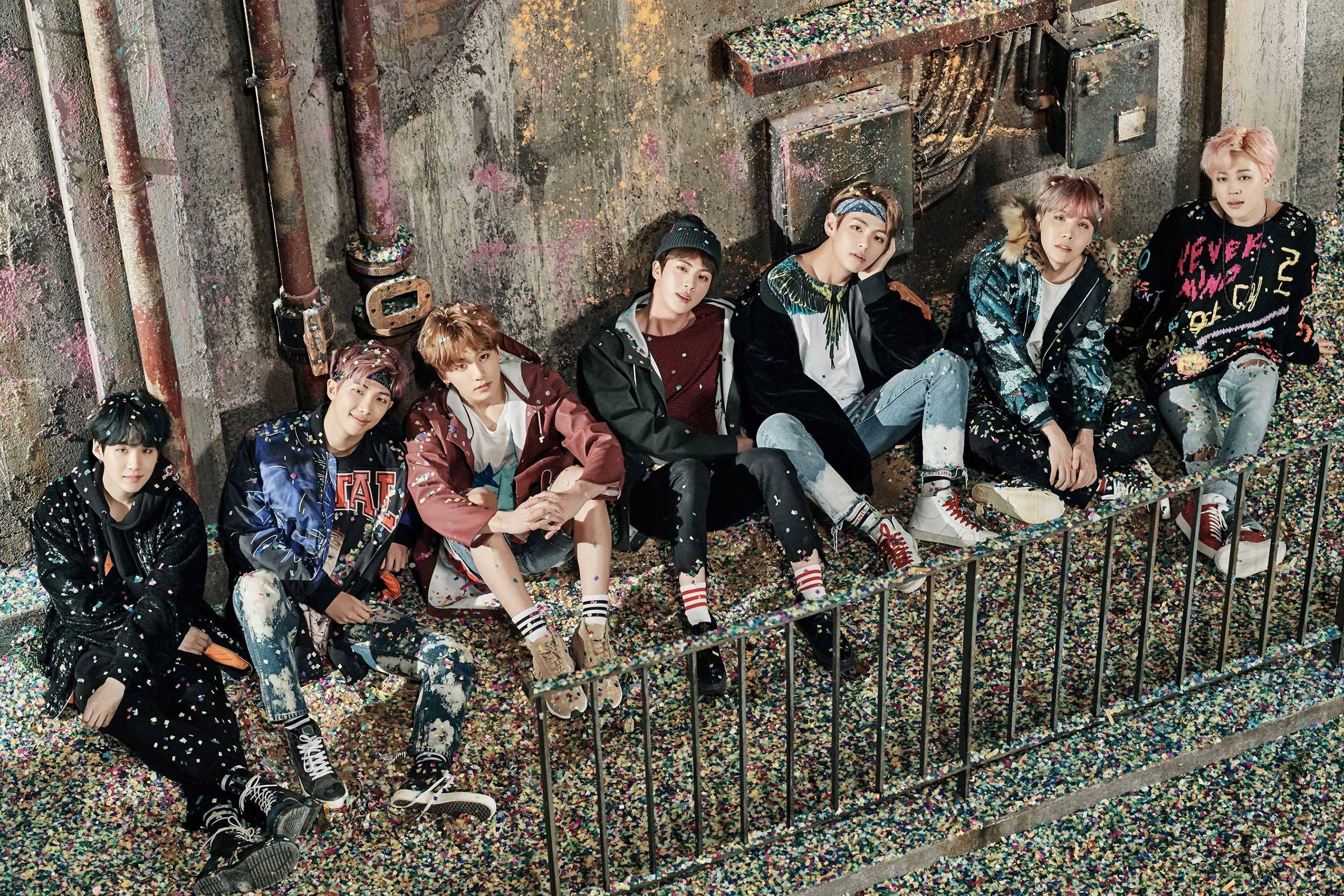路地で紙吹雪と共に佇むBTSのノートパソコン 壁紙