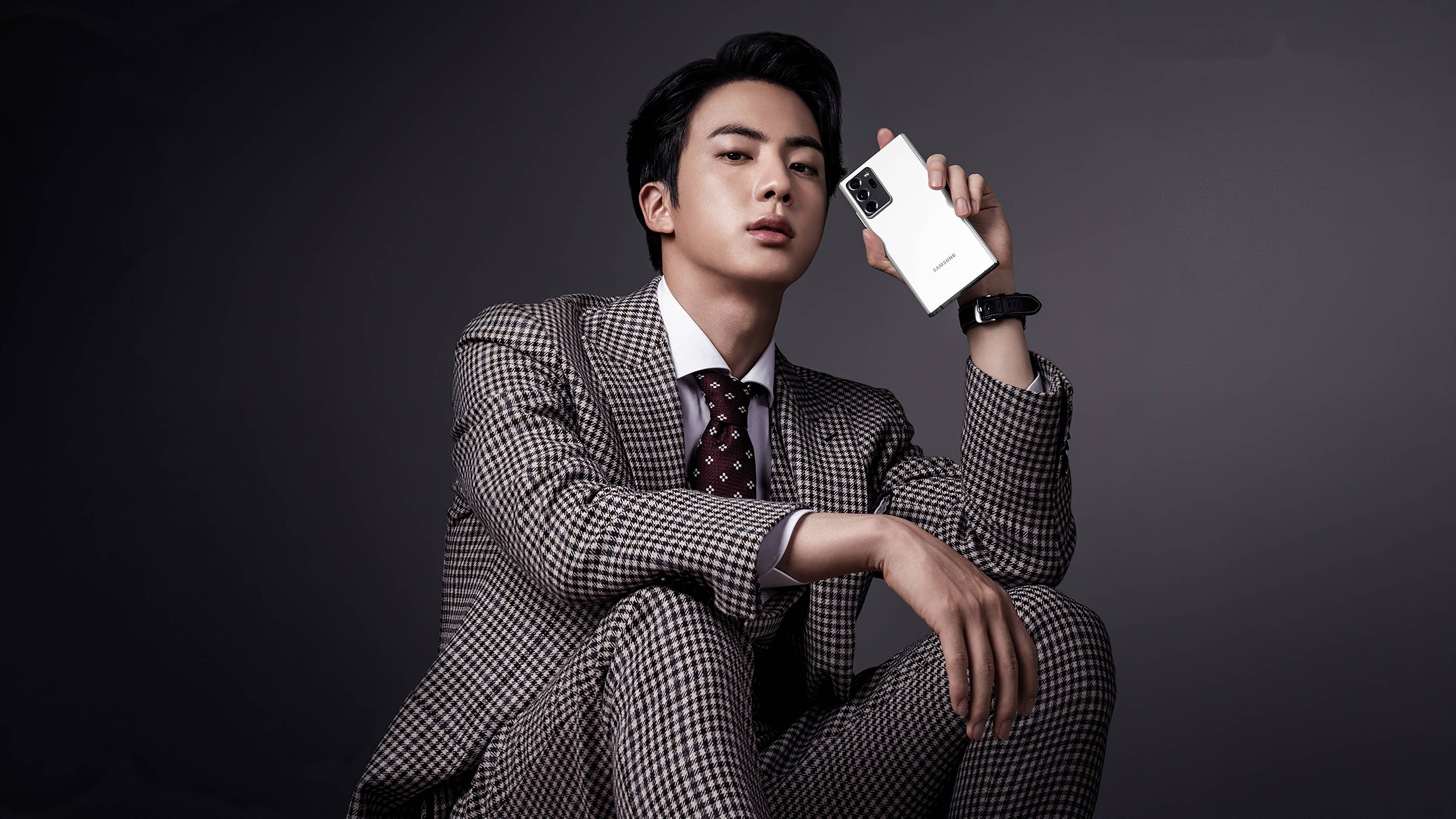 BTSジンがスマートフォンを手にしたスタイリッシュなモデル姿 壁紙