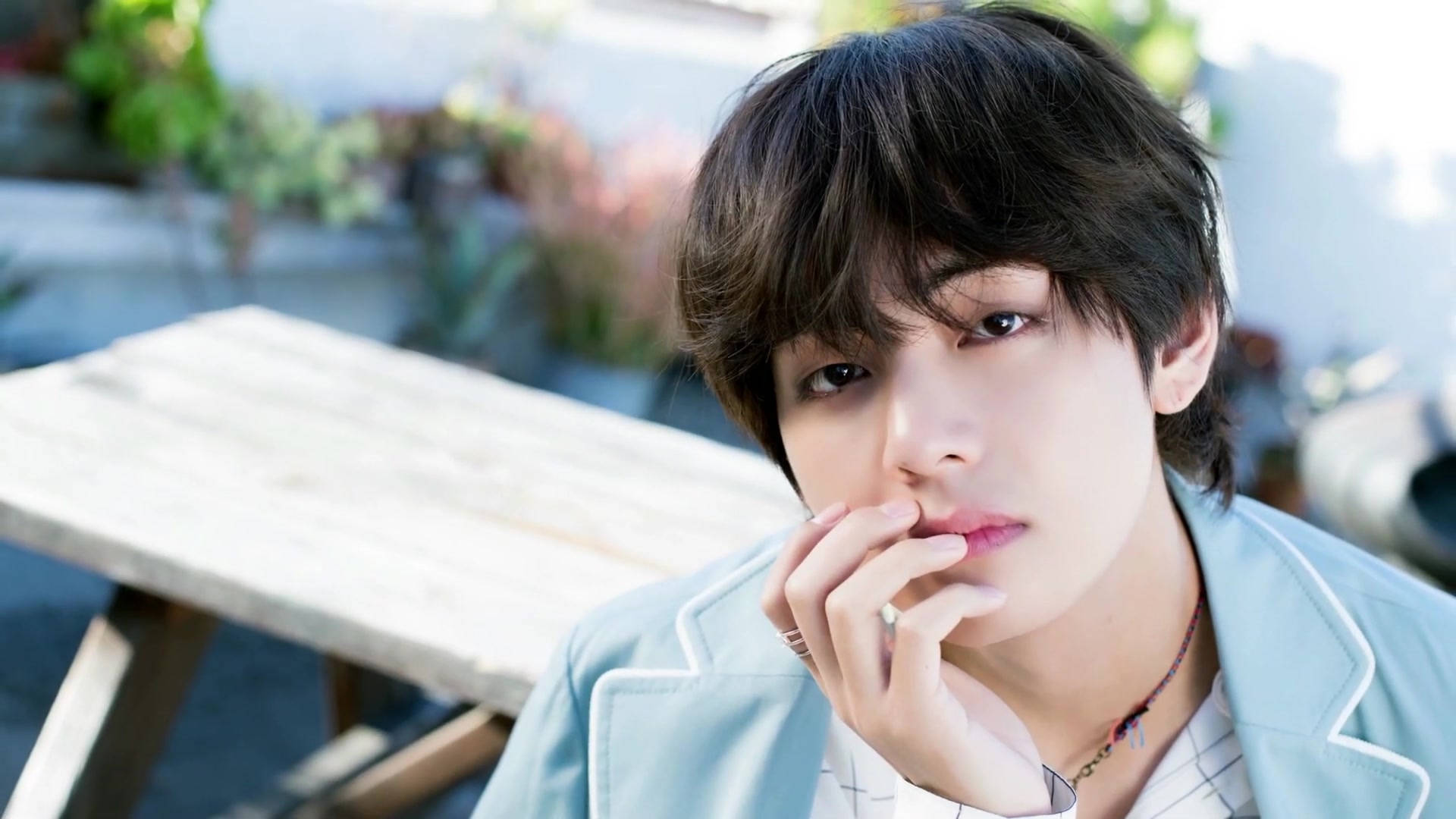 BTS V ライトブルーコート 壁紙