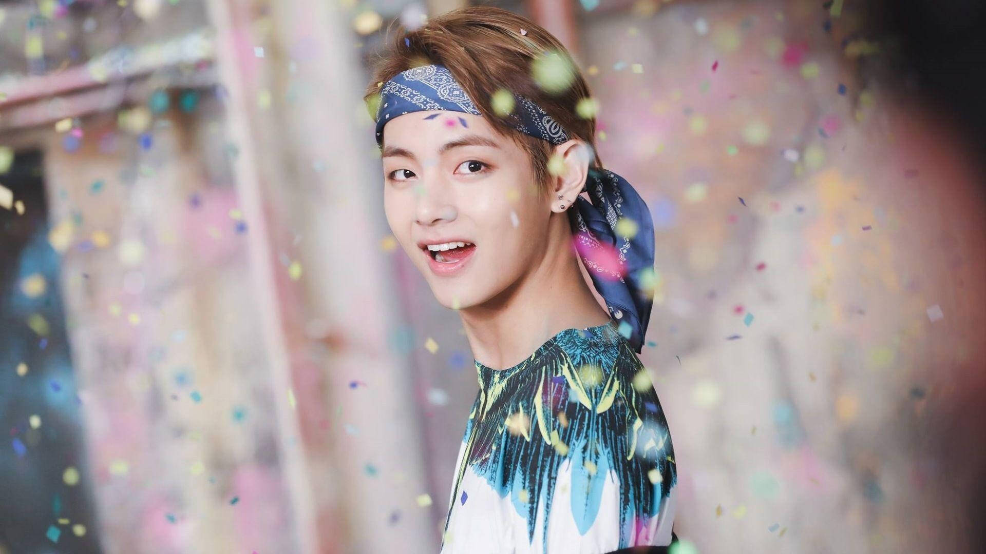 若きBTS V 青いバンダナ 壁紙