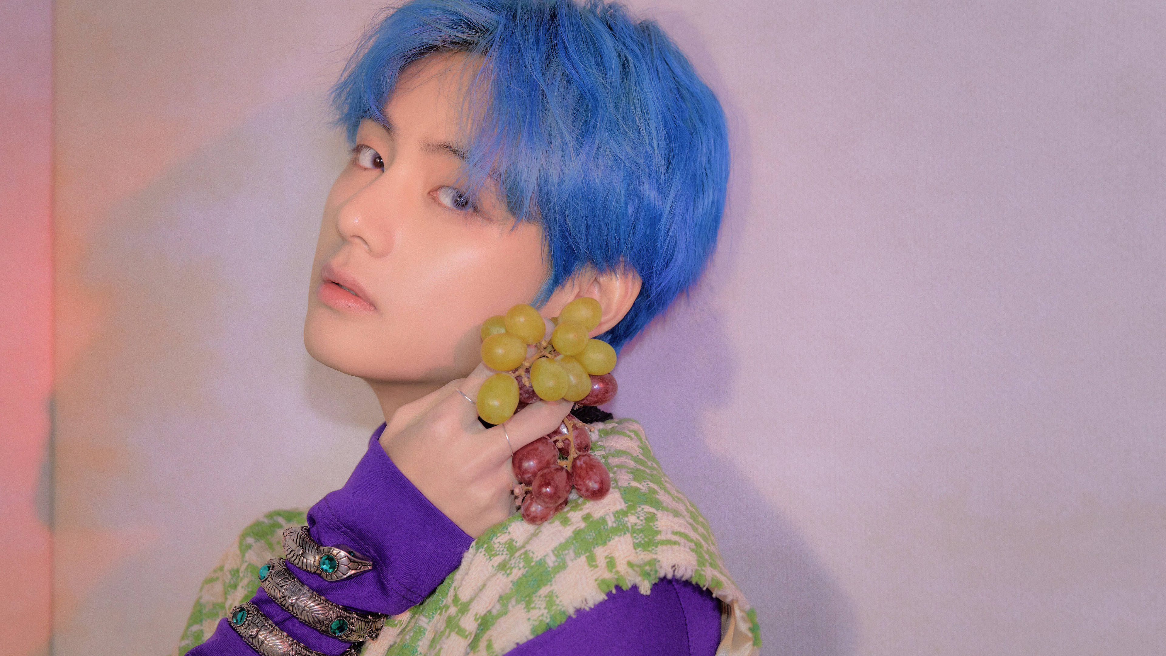BTS Vがブドウを持つ姿 壁紙