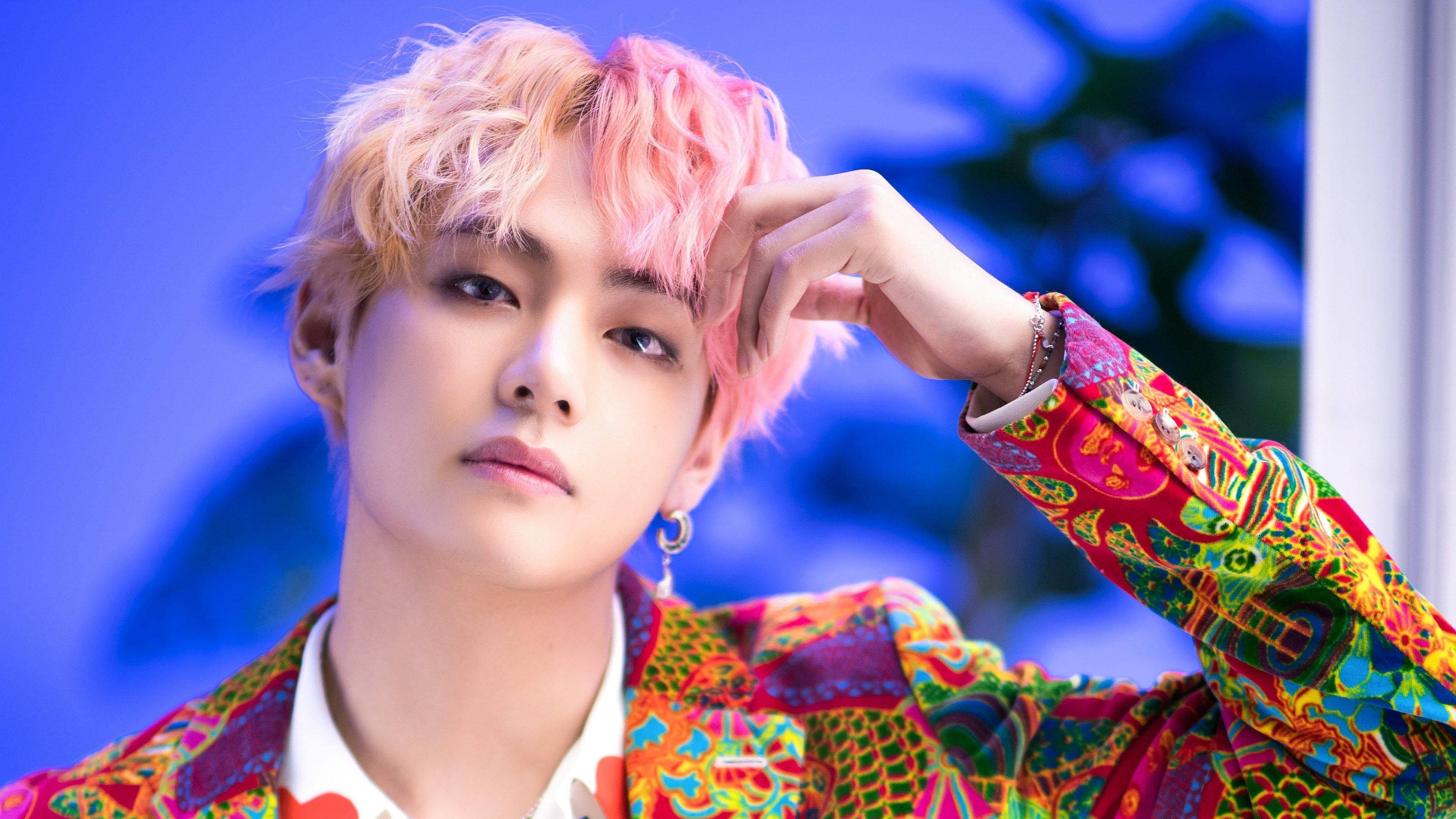 BTS V カラフルスーツ姿 壁紙