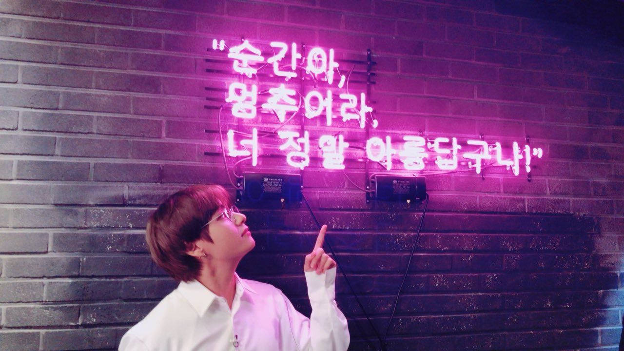BTS V ネオンライト アート風 壁紙