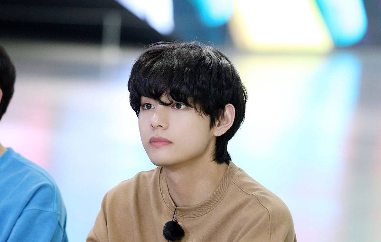 BTS V ブラウンシャツ姿 壁紙