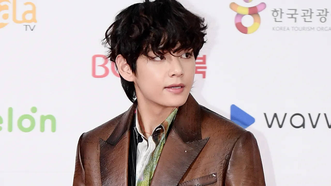 BTS V ブラウンレザージャケット 壁紙