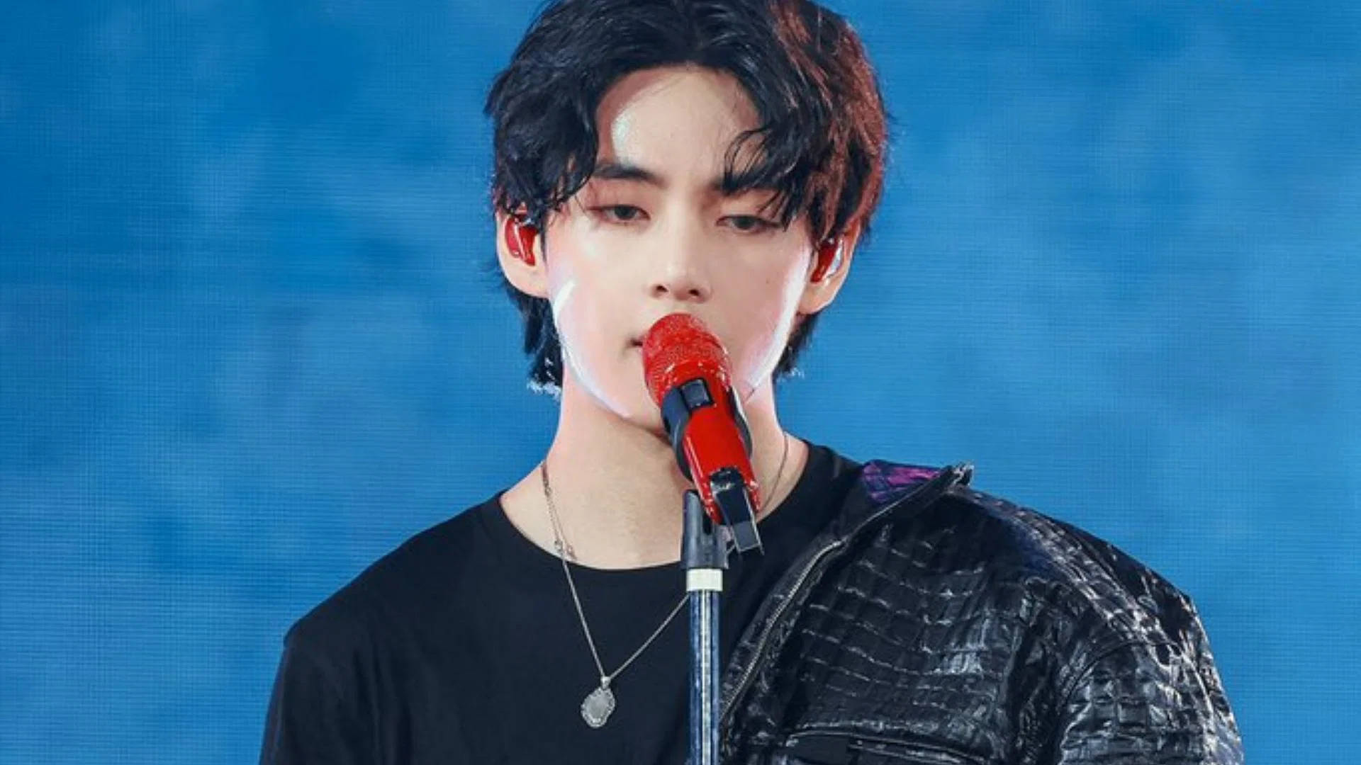 BTS V 赤いマイク 壁紙