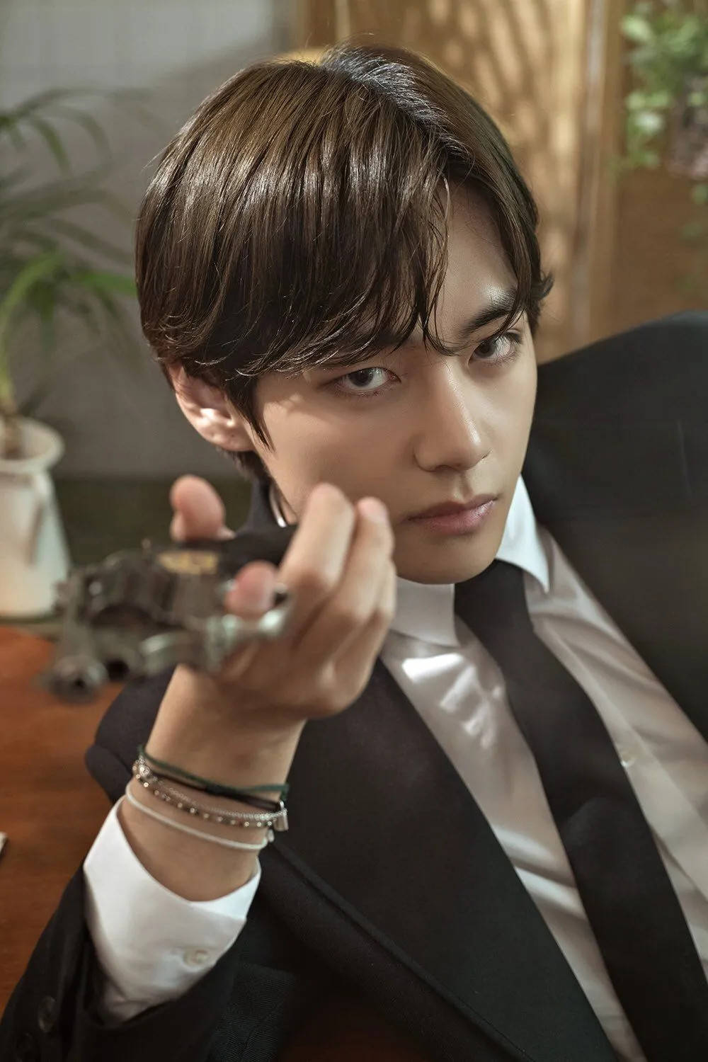 BTS V 銃を構える 壁紙