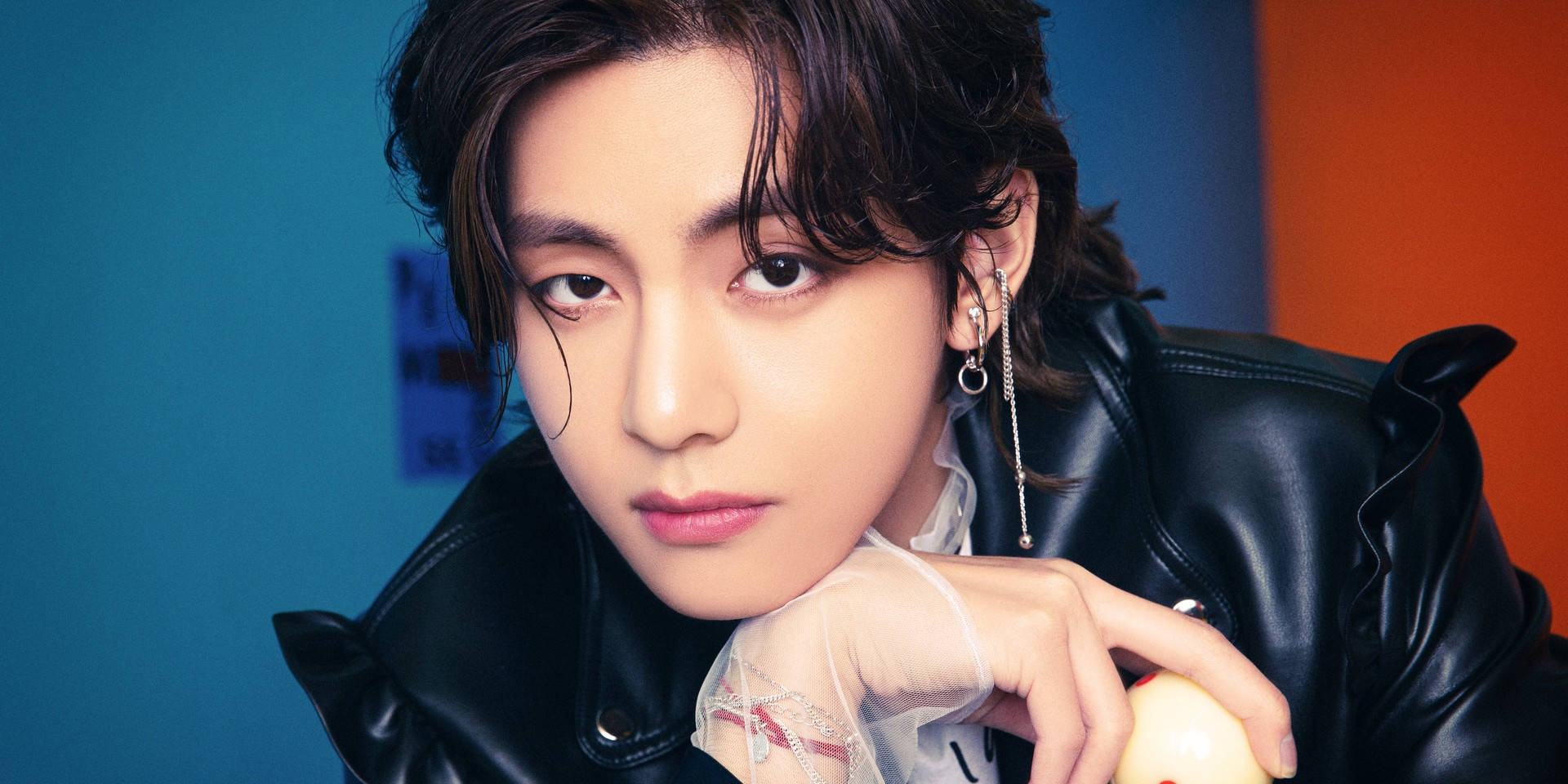 BTS V 黒革ジャケット 壁紙