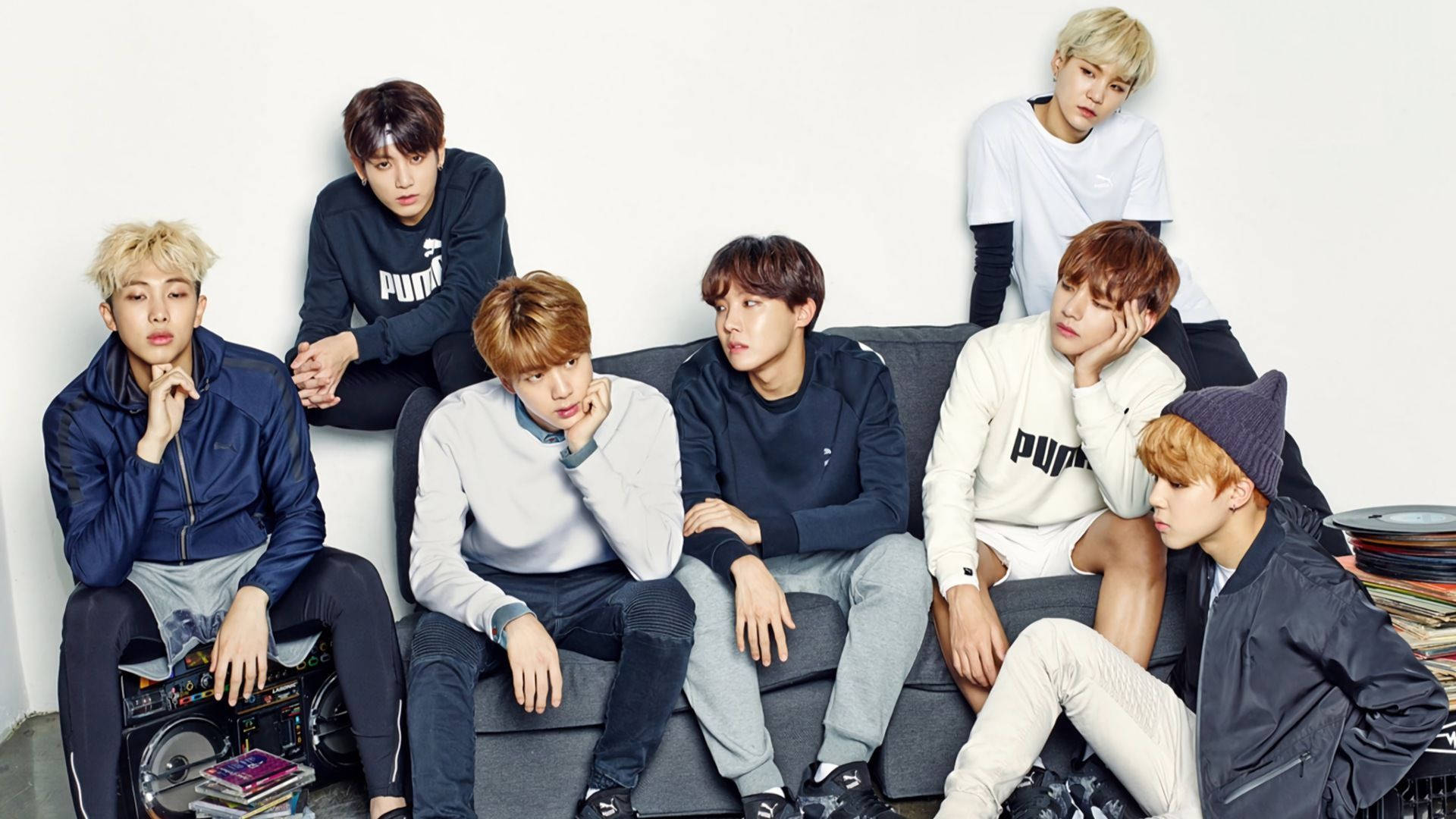 青と白のソファに座るBTSグループ 壁紙