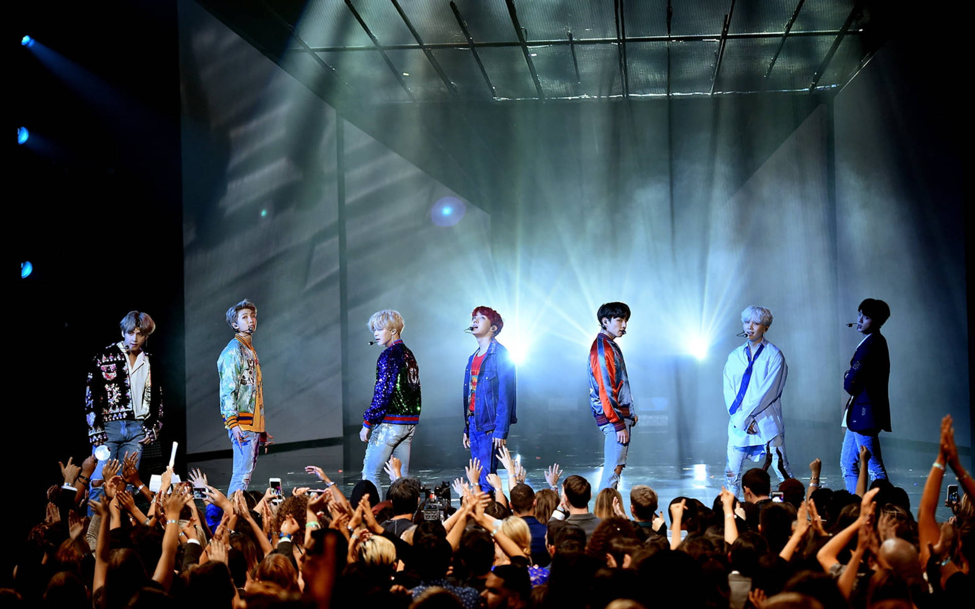 BTS ステージ上のグループ写真 壁紙