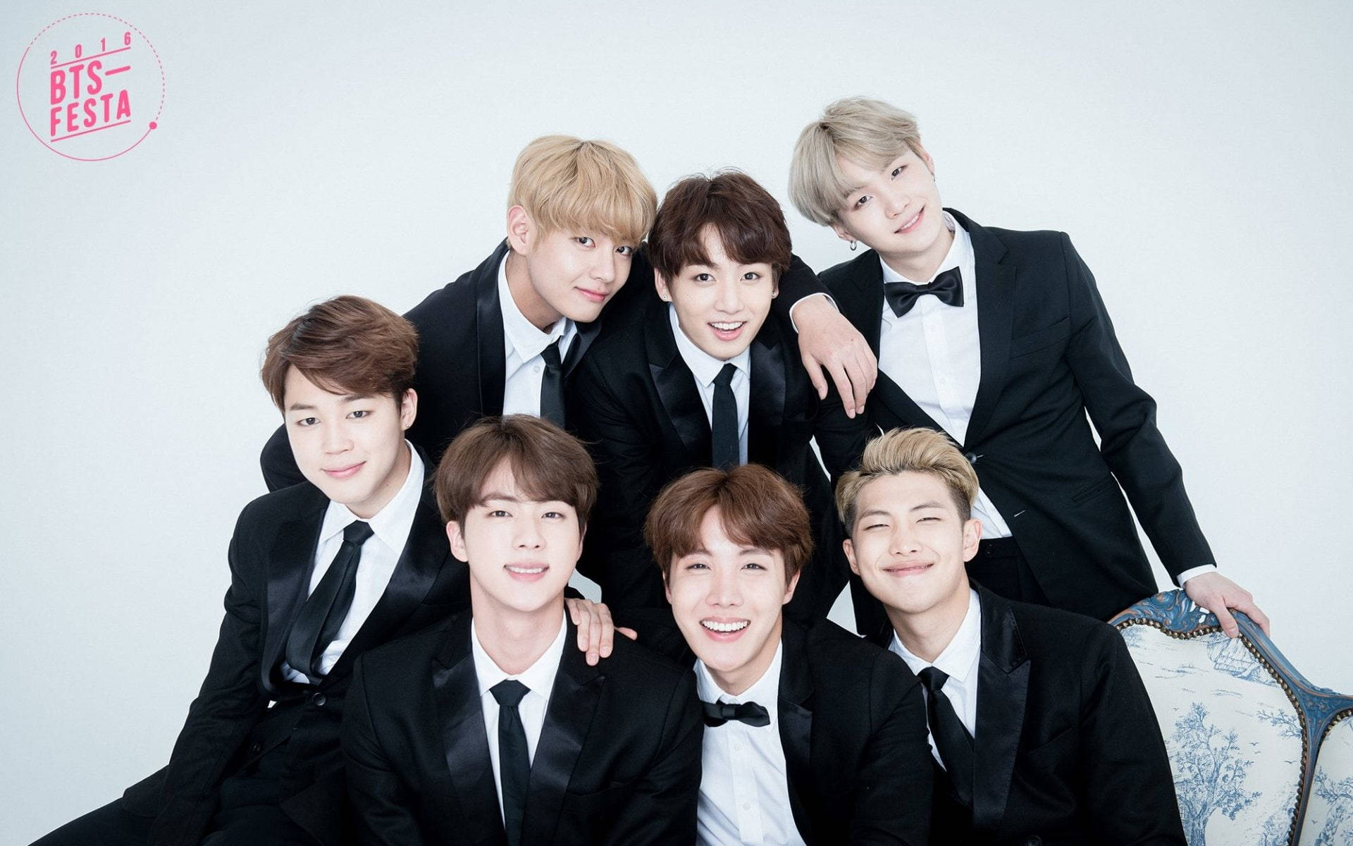 BTS グループ写真 クラシーなスーツ姿 壁紙