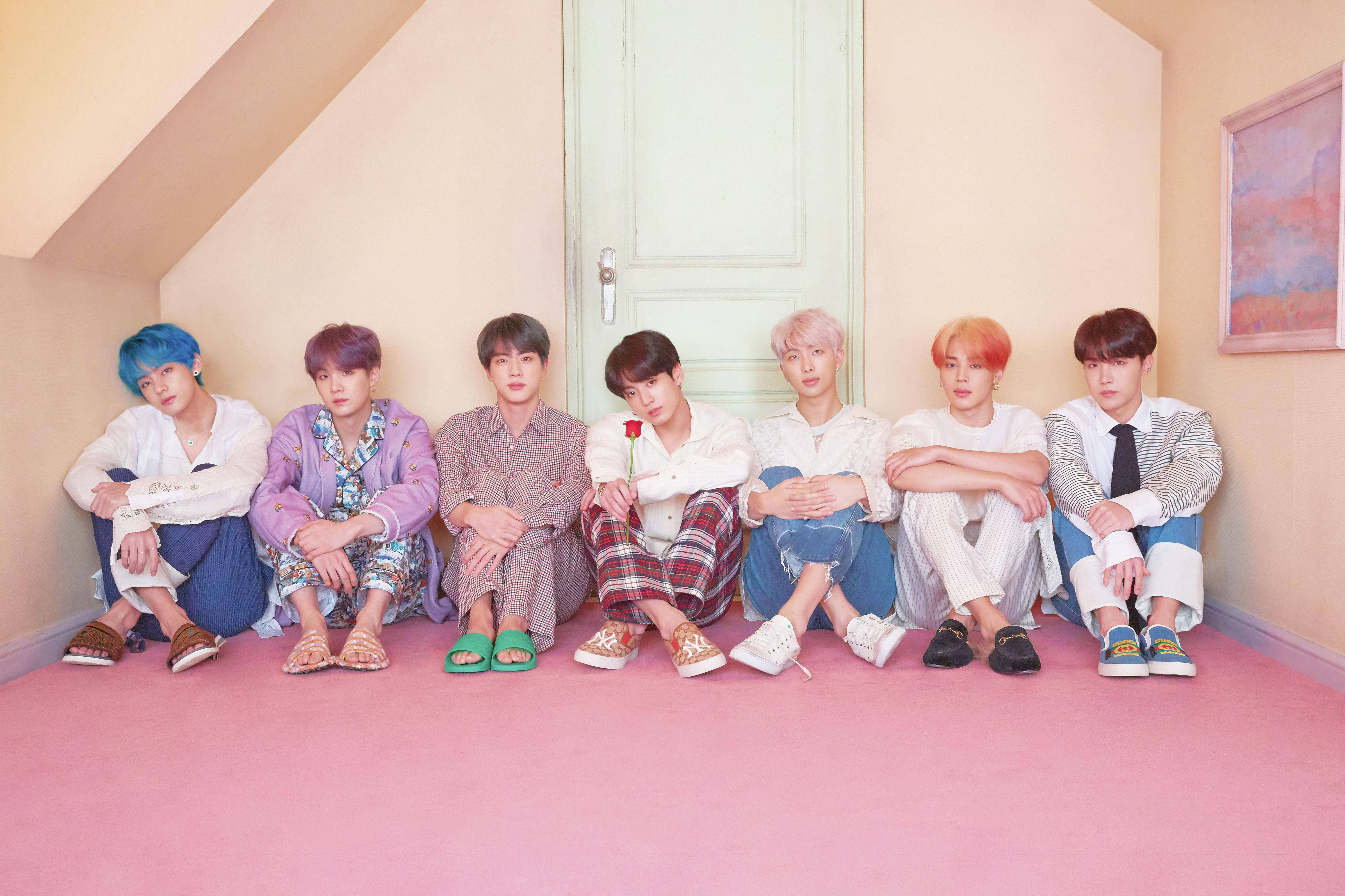 BTS デスクトップ 玄関前に座るメンバー 壁紙