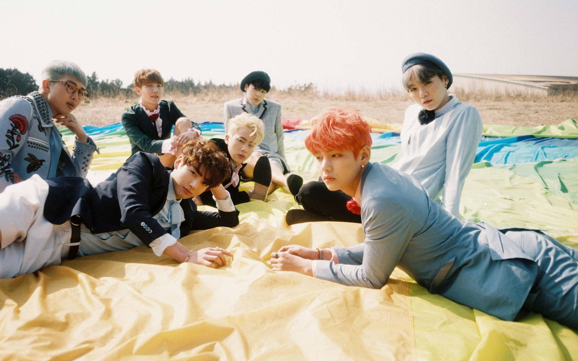 BTS フィールドでのグループ写真 壁紙