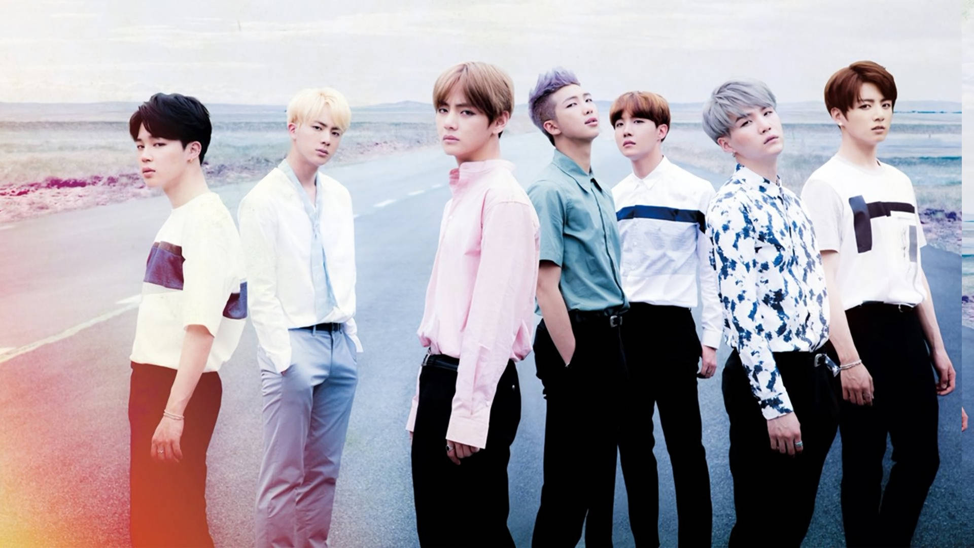 BTSのボーイズバンドメンバーが旅先でクールな服装をして